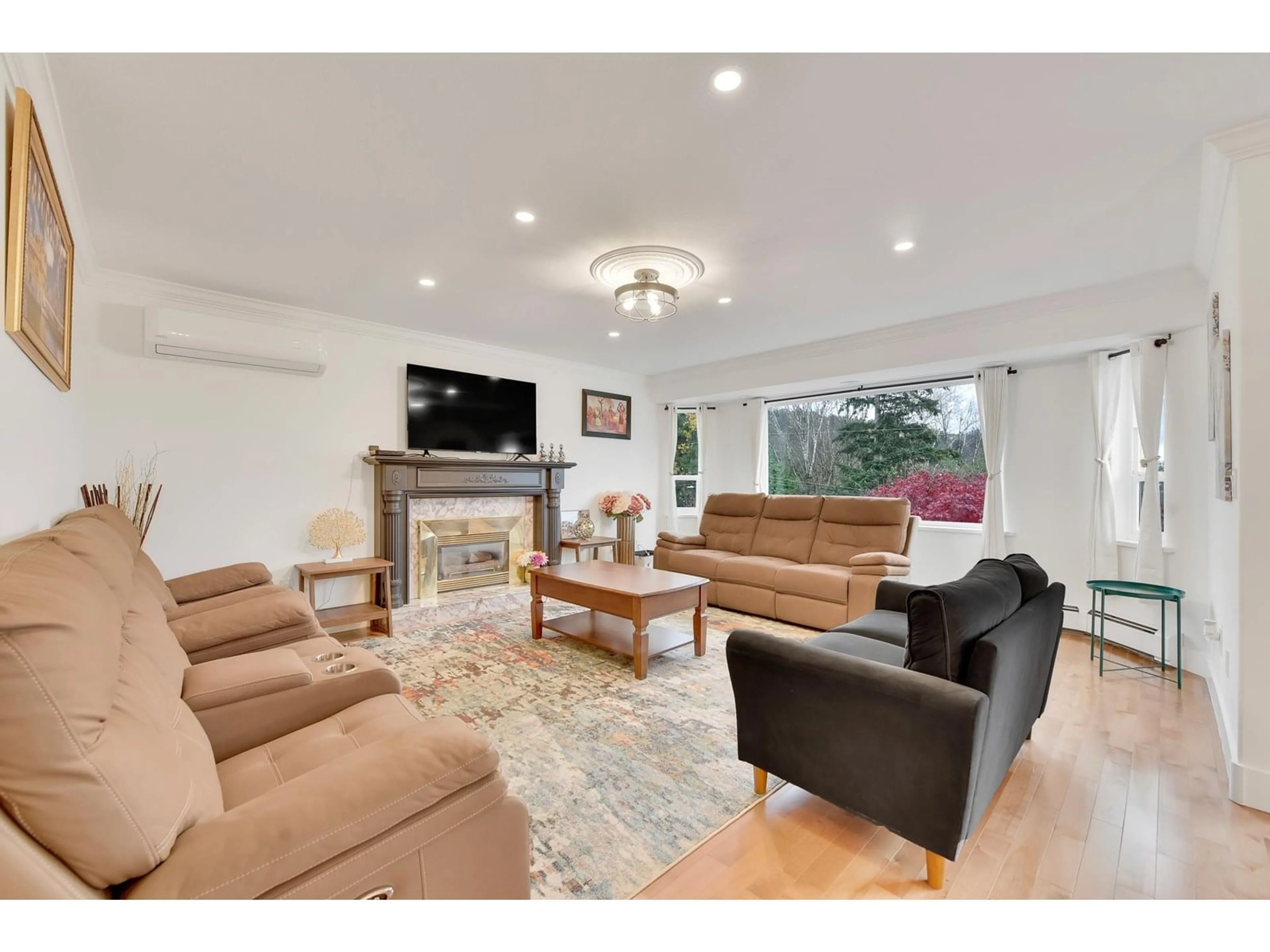 Living room with furniture, wood/laminate floor for 2215 ORCHARD, Abbotsford British Columbia V3G2B7