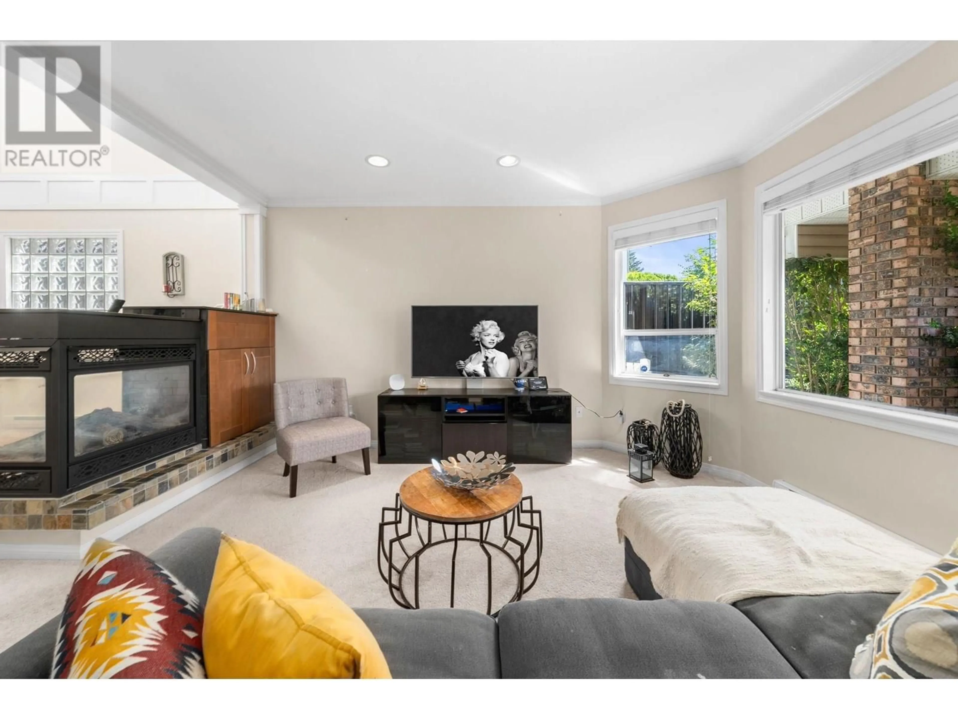 Living room with furniture, unknown for 2 - 460 6TH STREET, North Vancouver British Columbia V7M1K9