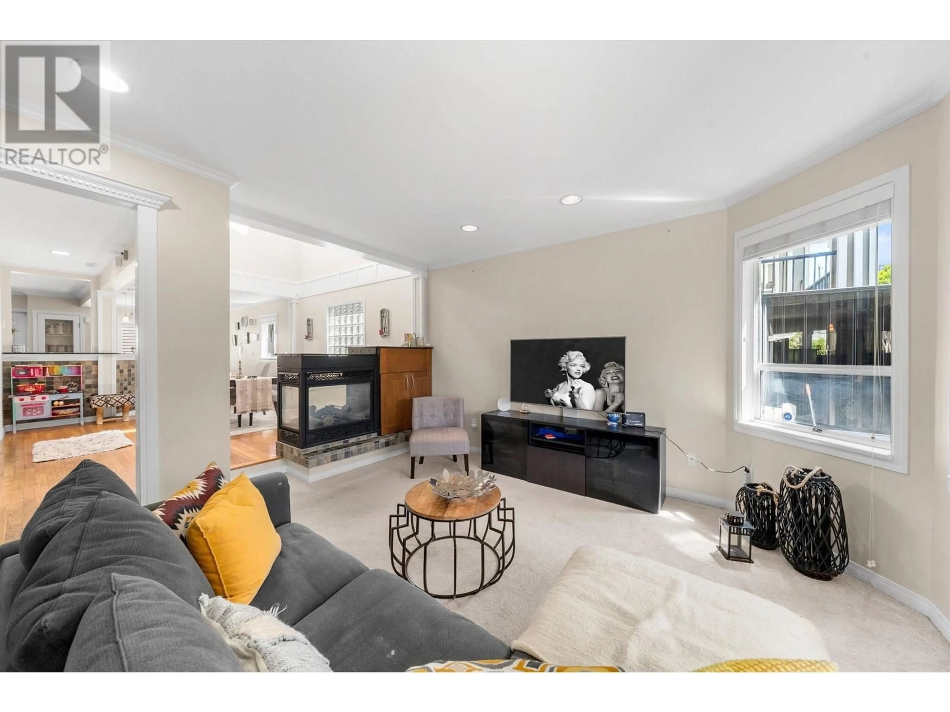 Living room with furniture, unknown for 2 - 460 6TH STREET, North Vancouver British Columbia V7M1K9