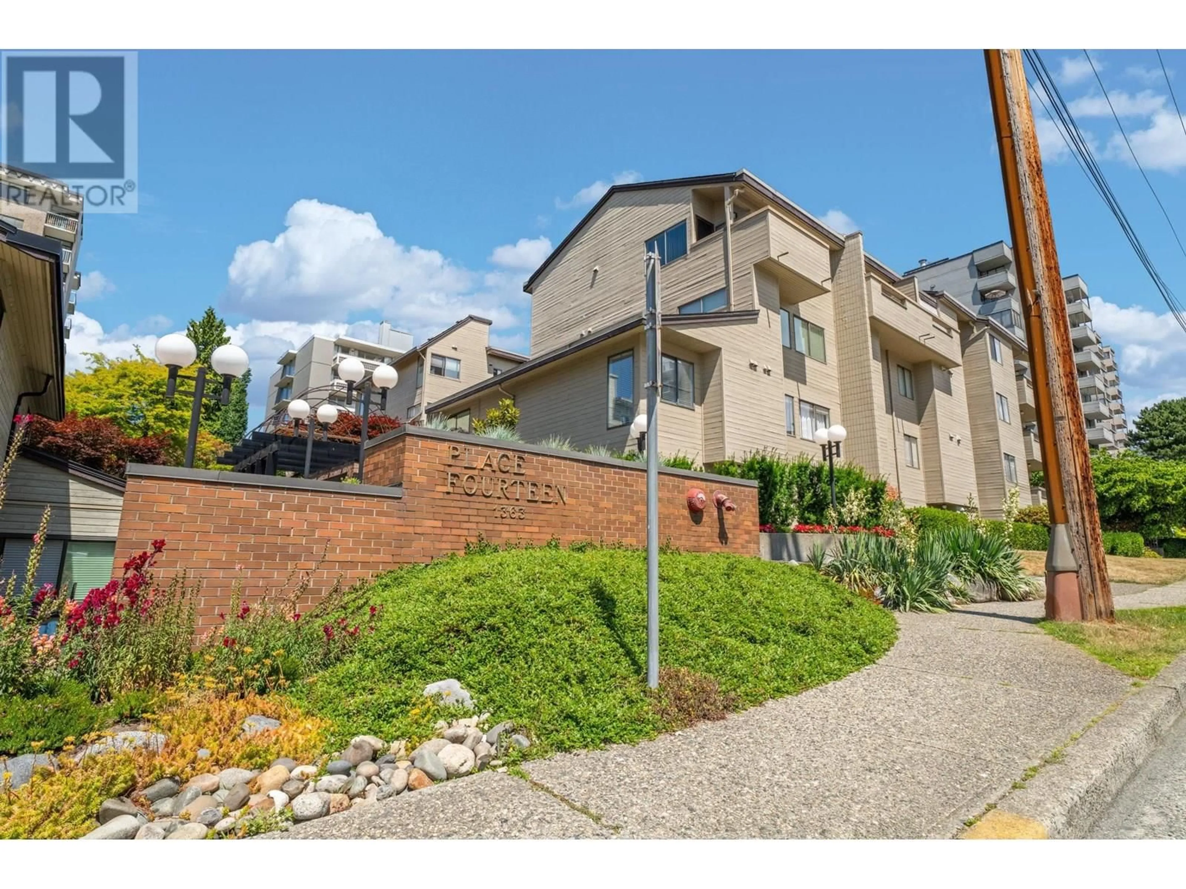 A pic from outside/outdoor area/front of a property/back of a property/a pic from drone, street for 122 - 1363 CLYDE AVENUE, West Vancouver British Columbia V7T3W9