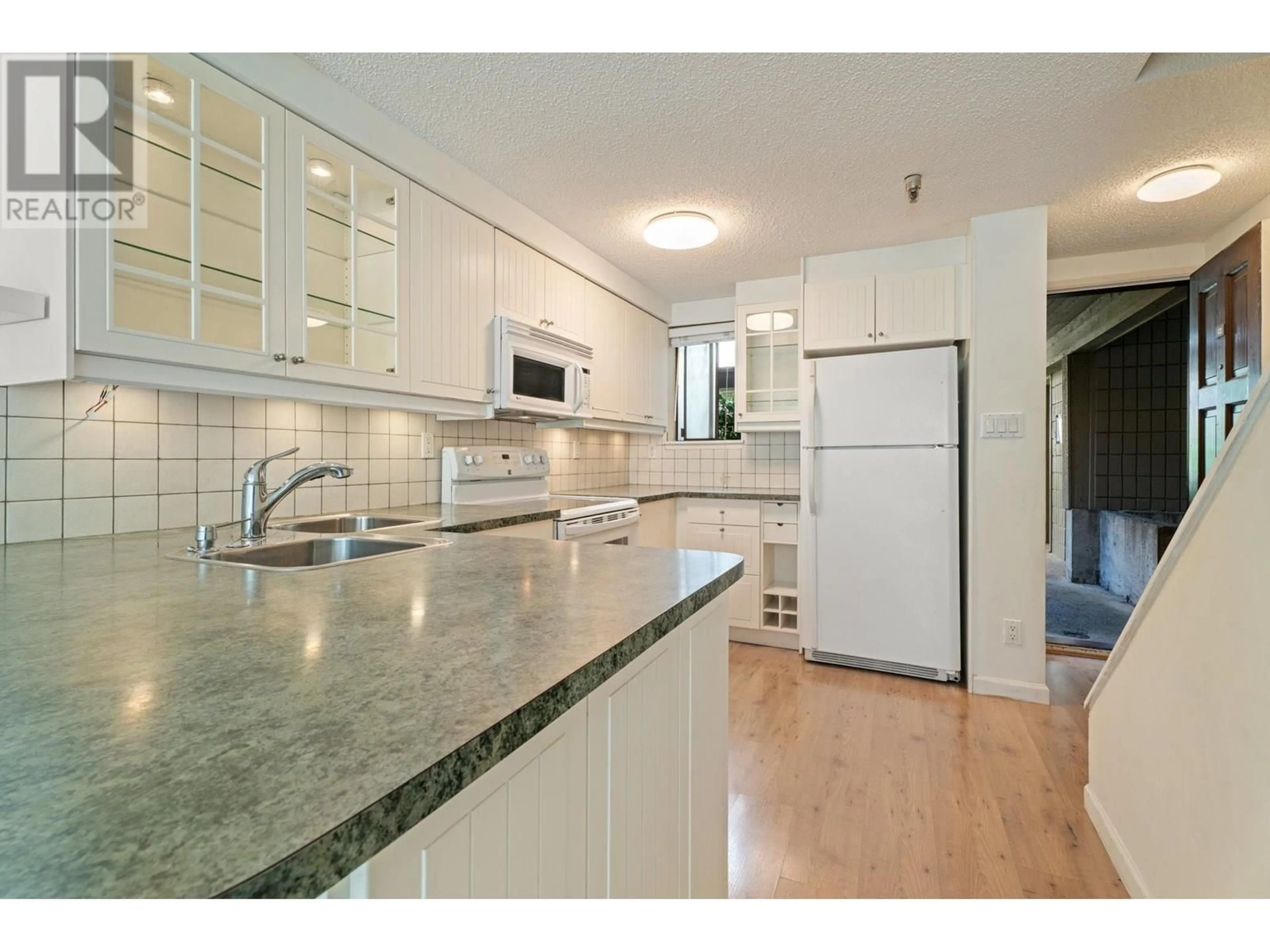 Open concept kitchen, ceramic/tile floor for 122 - 1363 CLYDE AVENUE, West Vancouver British Columbia V7T3W9