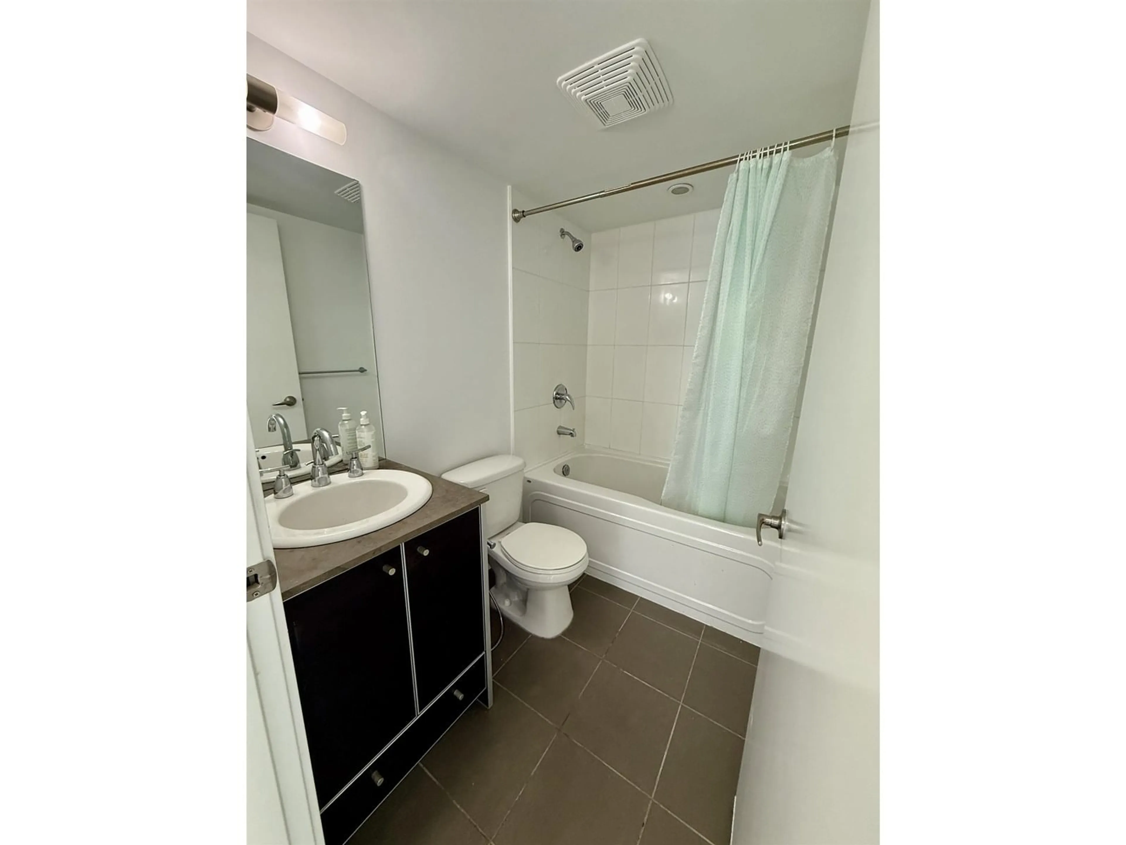 Standard bathroom, unknown for 1602 - 9981 WHALLEY, Surrey British Columbia V3T0A6