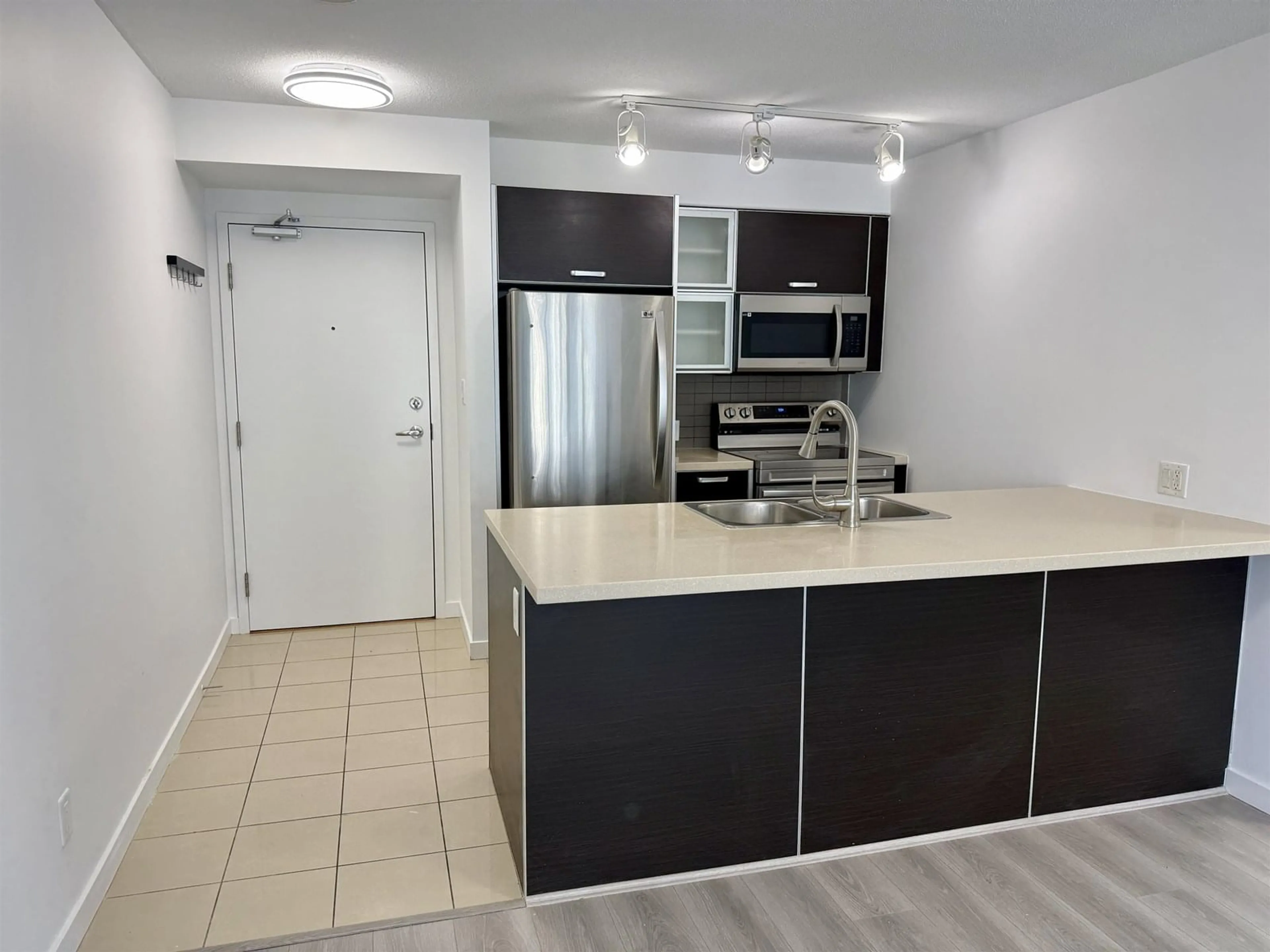 Standard kitchen, unknown for 1602 - 9981 WHALLEY, Surrey British Columbia V3T0A6