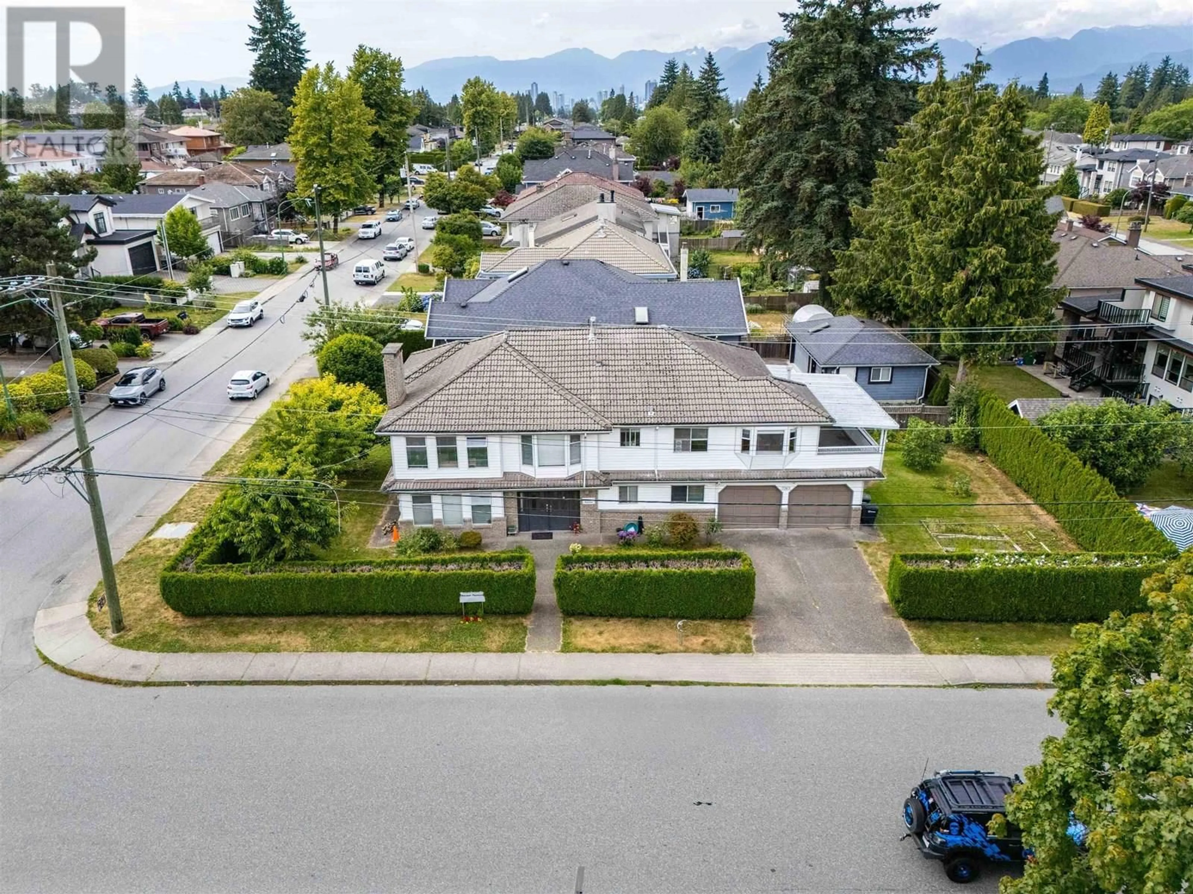 A pic from outside/outdoor area/front of a property/back of a property/a pic from drone, unknown for 7363 ELWELL STREET, Burnaby British Columbia V5E1L1