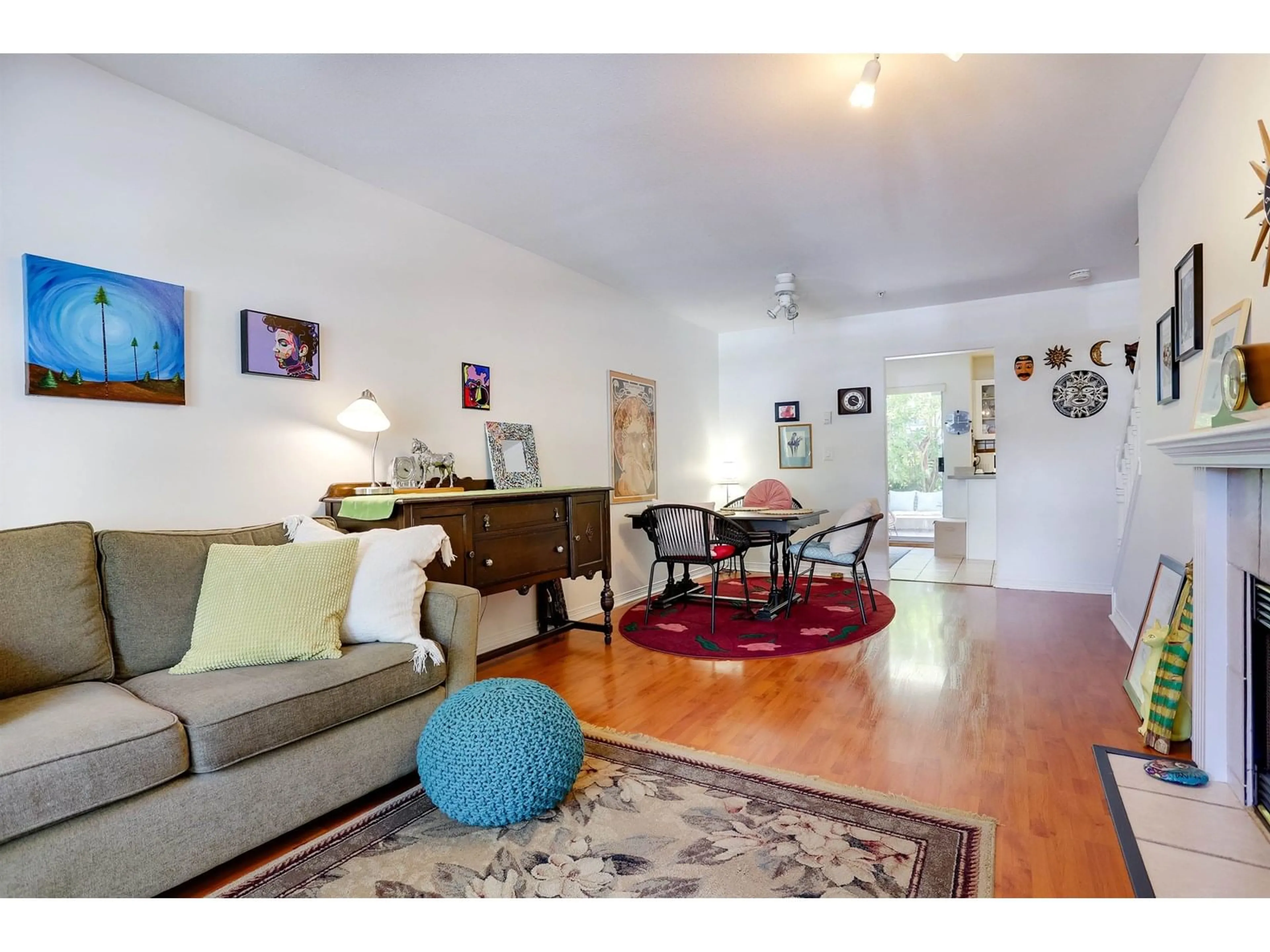 Living room with furniture, wood/laminate floor for 1 - 15432 16A, Surrey British Columbia V4A1T3