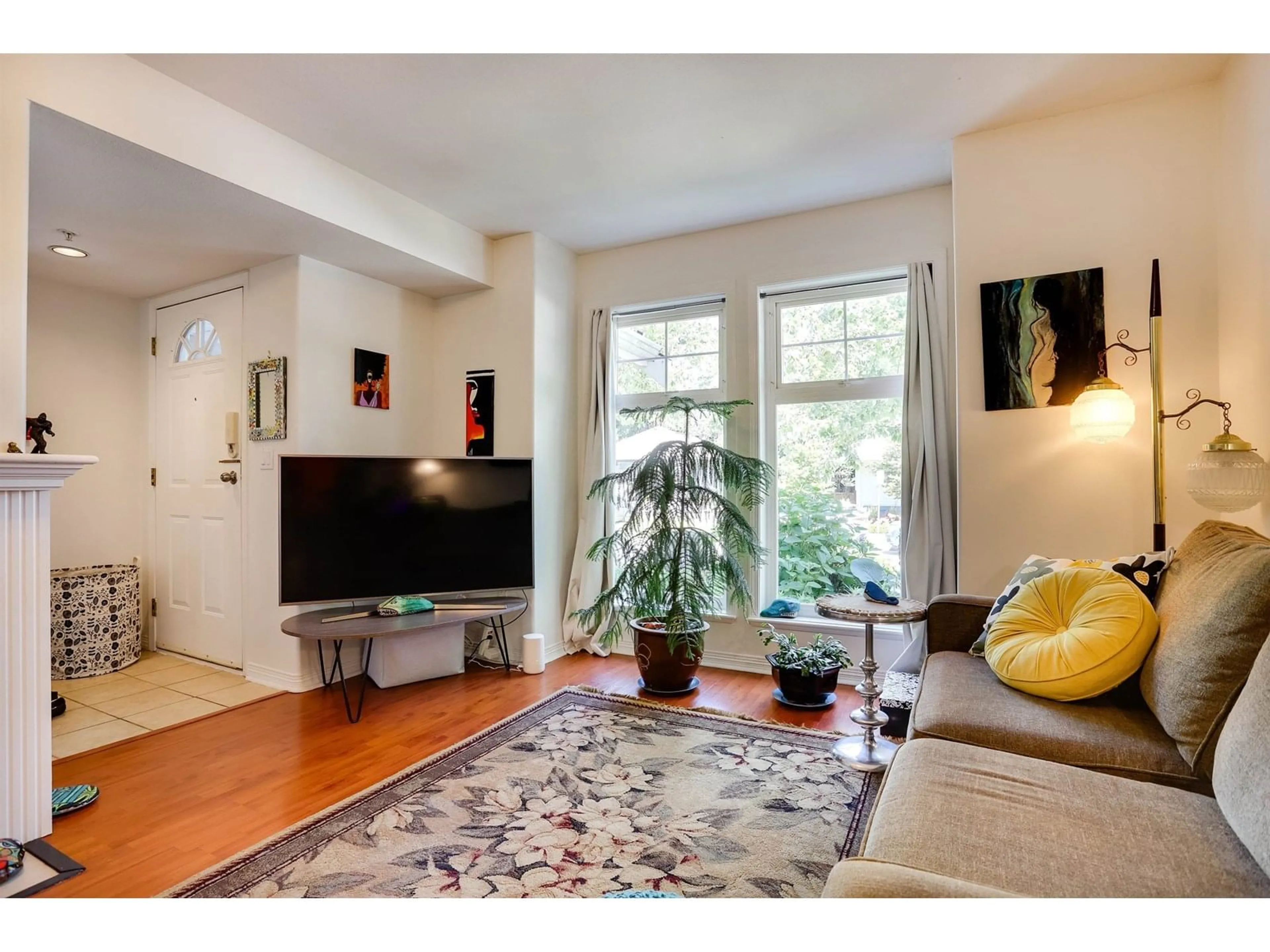 Living room with furniture, unknown for 1 - 15432 16A, Surrey British Columbia V4A1T3