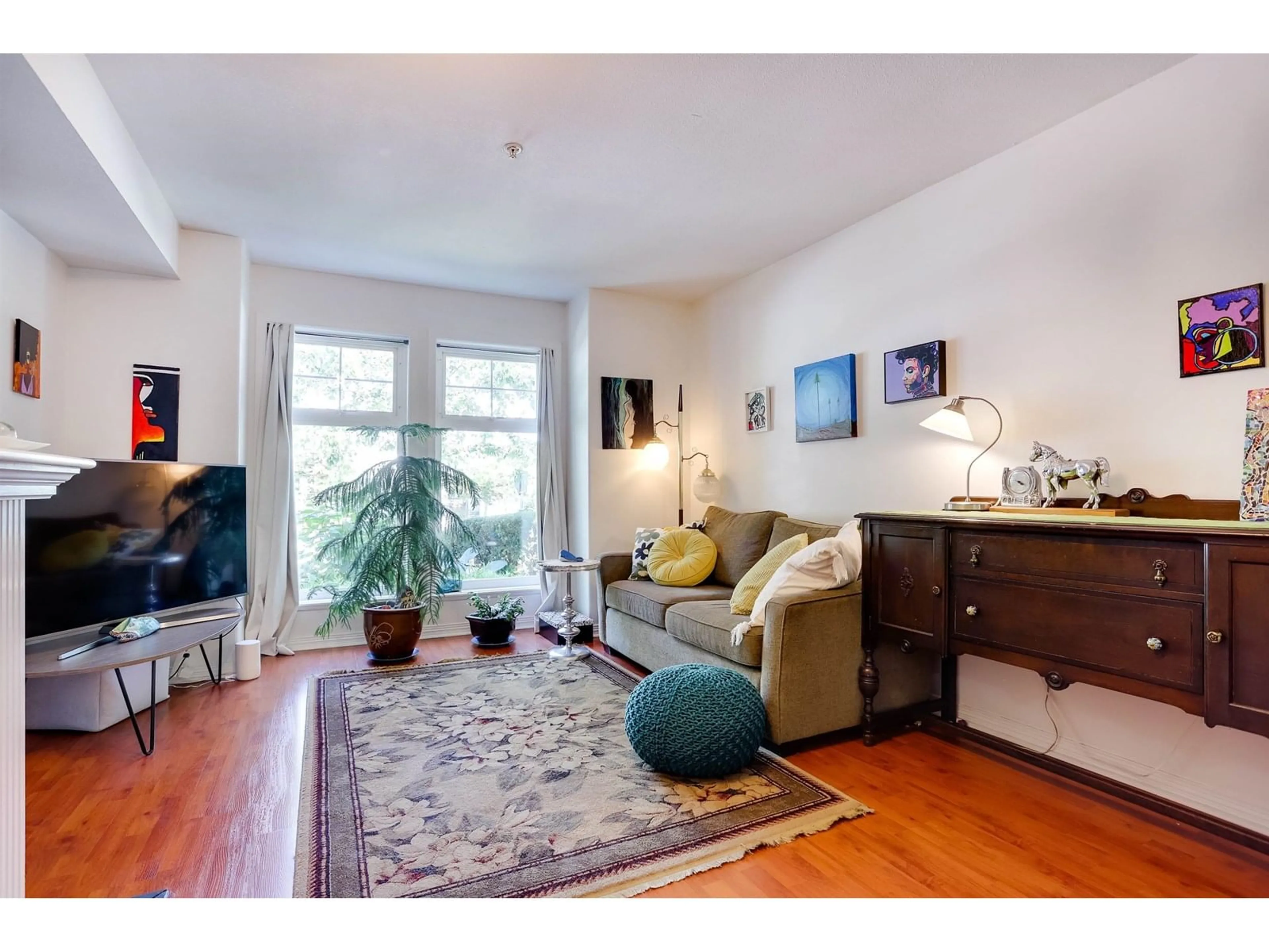 Living room with furniture, wood/laminate floor for 1 - 15432 16A, Surrey British Columbia V4A1T3