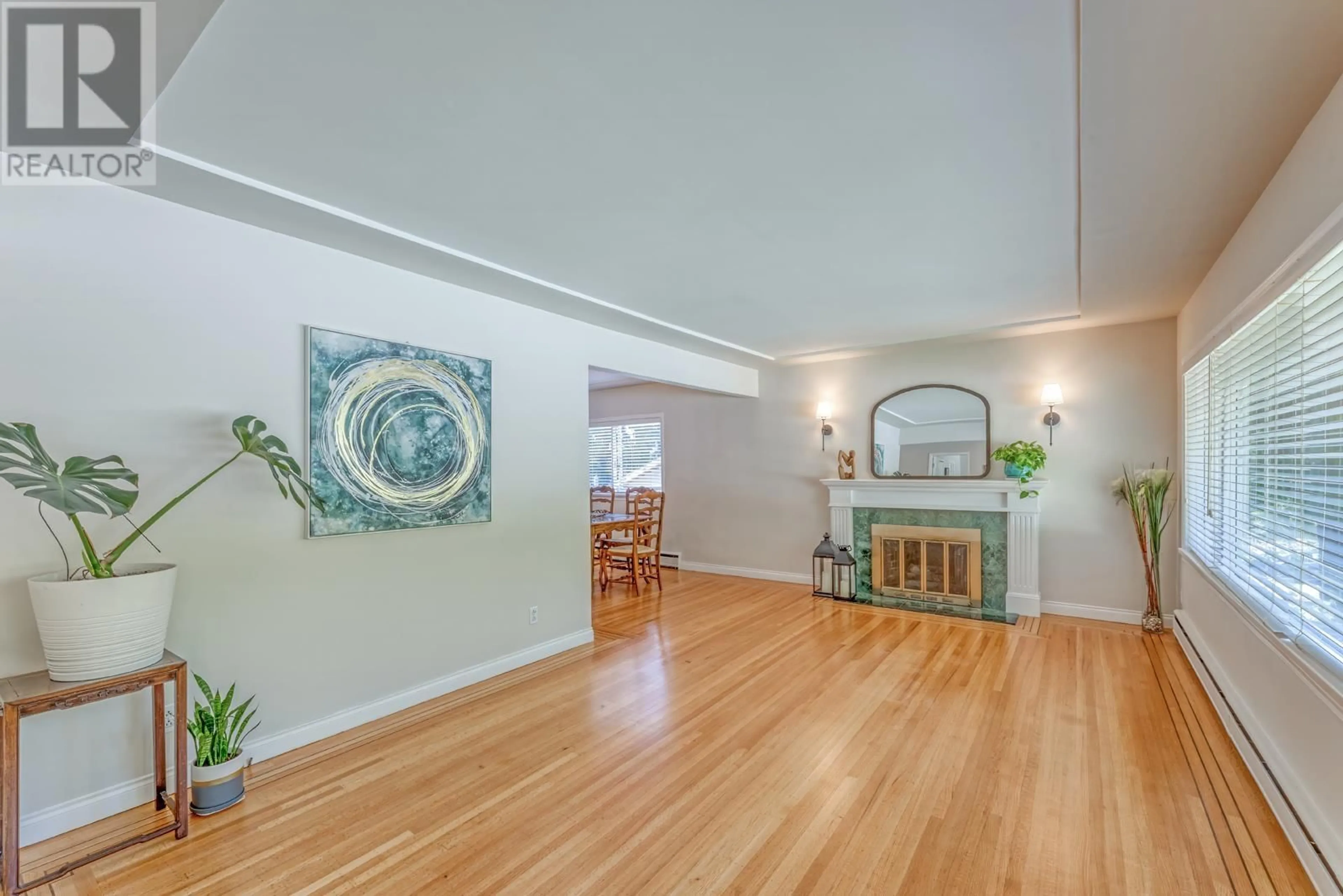 Indoor foyer for 923 PROSPECT AVENUE, North Vancouver British Columbia V7R2M2