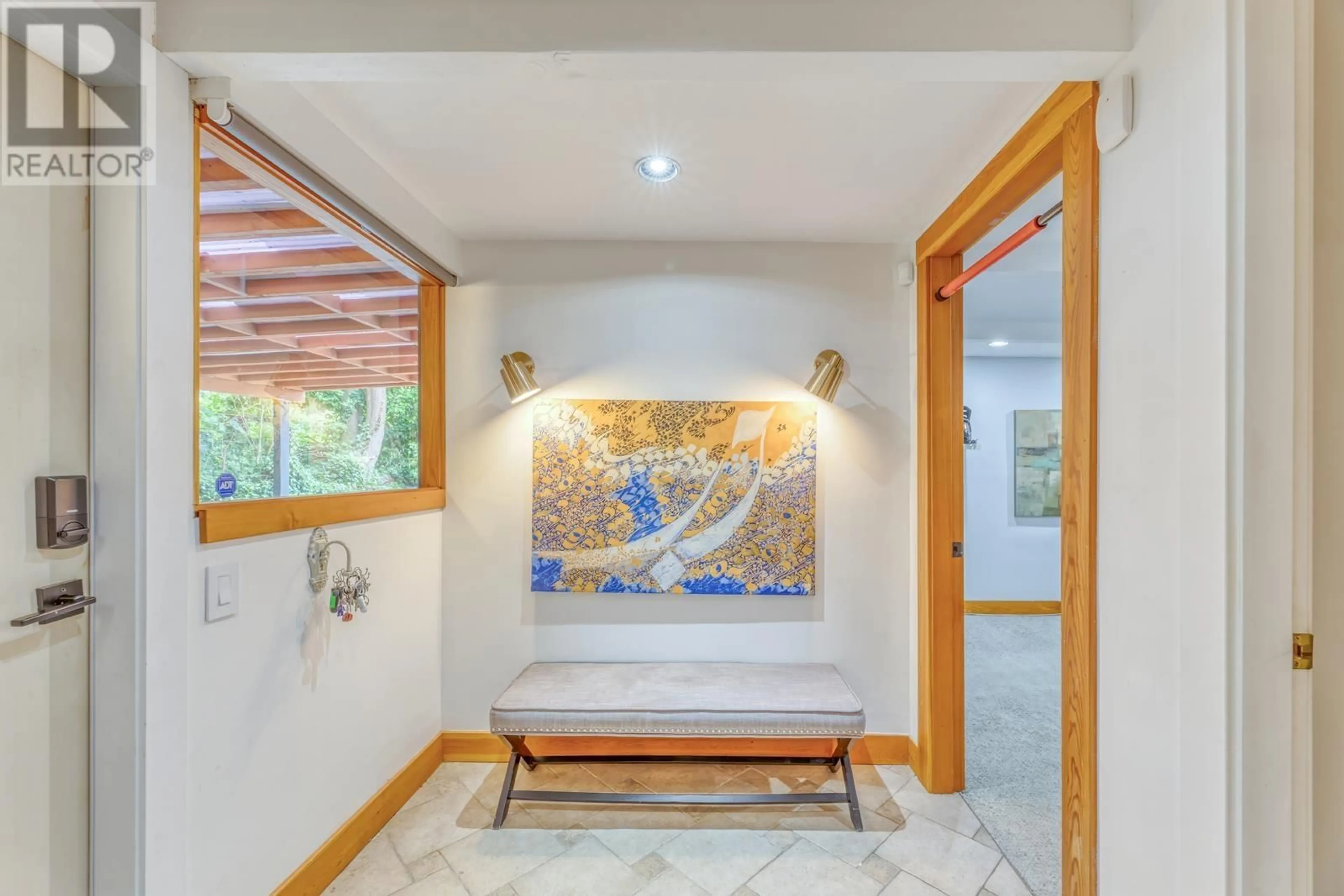 Indoor entryway for 466 KINGS ROAD, North Vancouver British Columbia V7N1H9