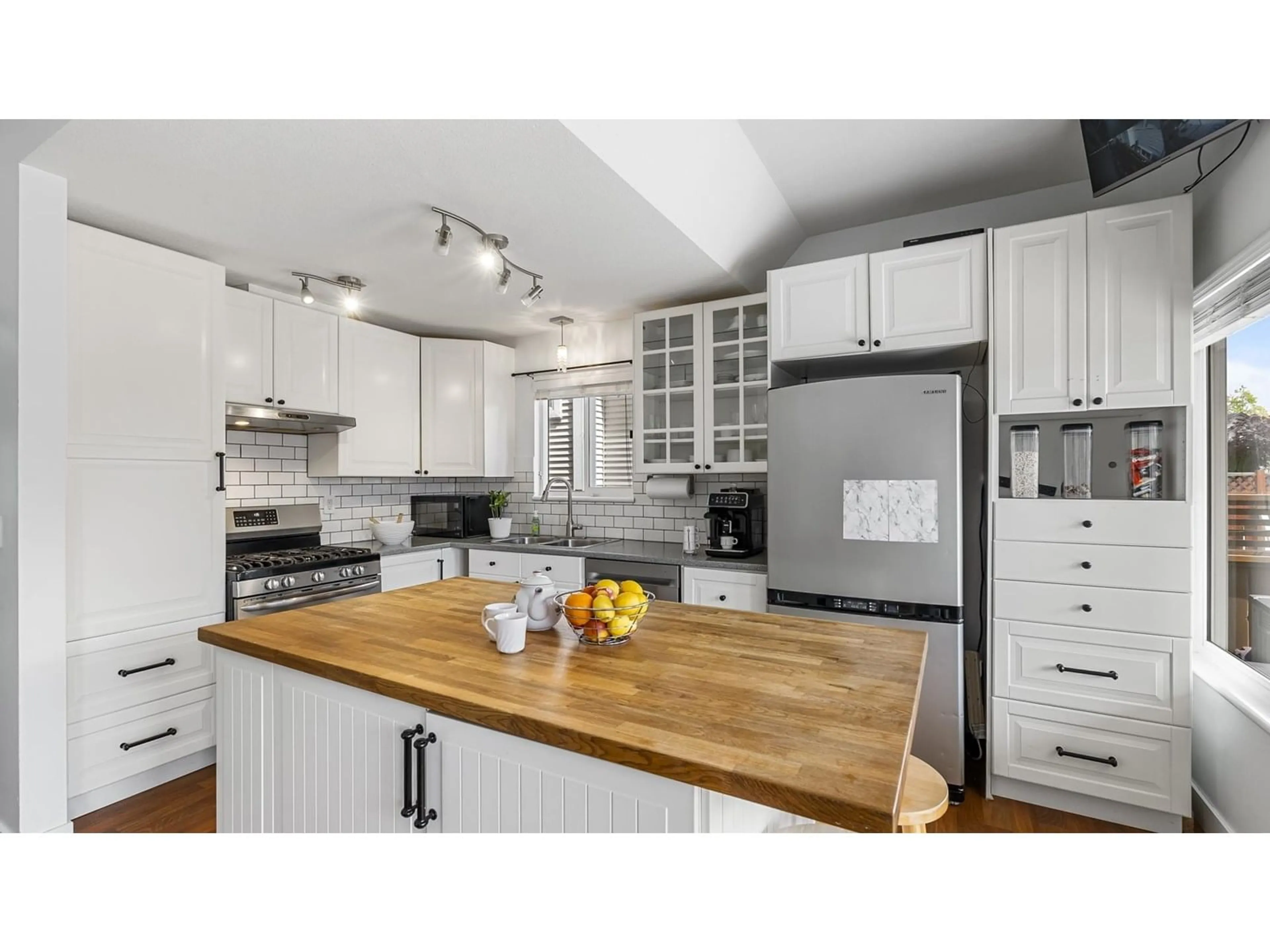 Open concept kitchen, unknown for 18452 66, Surrey British Columbia V3S8V6
