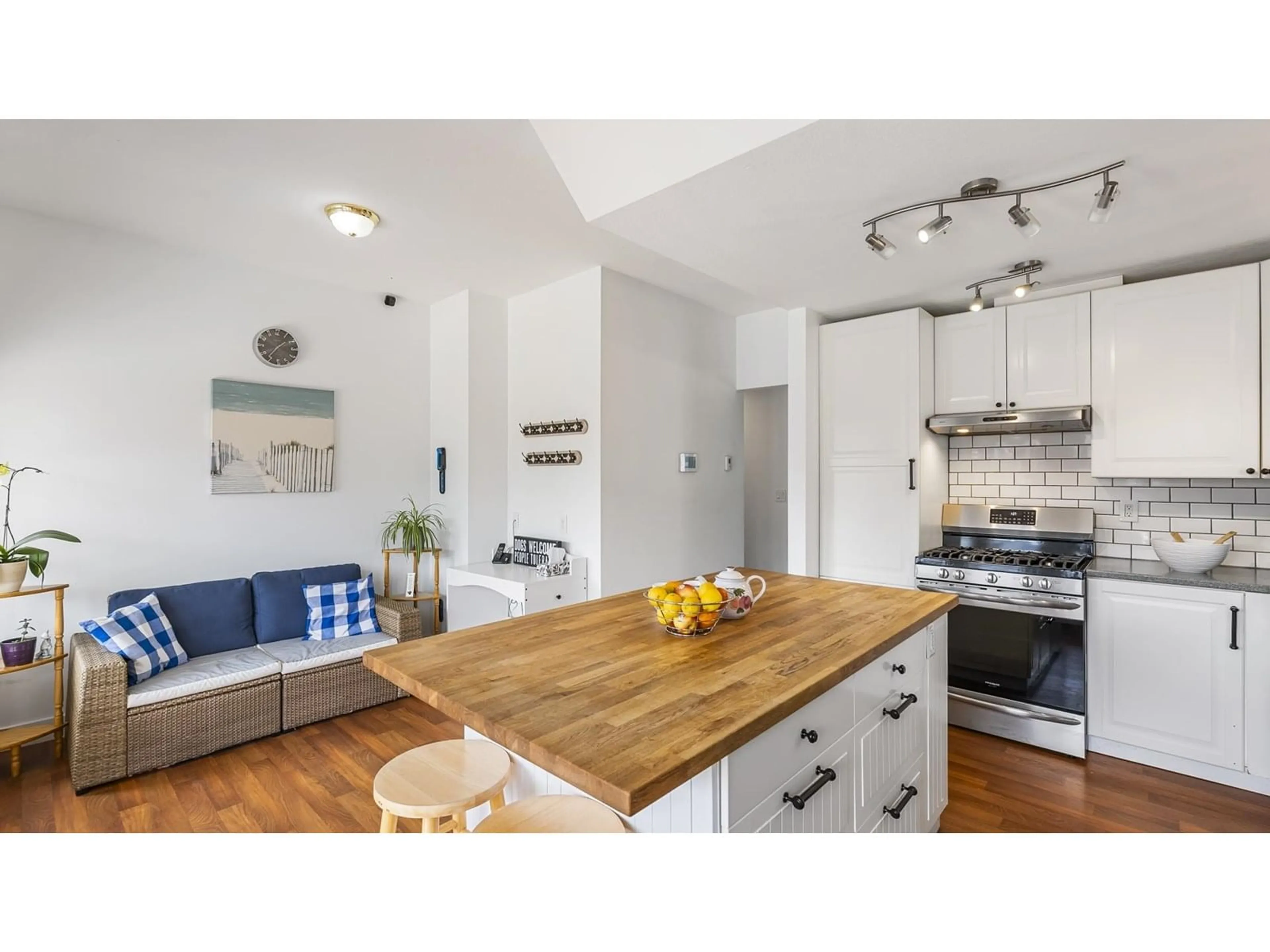 Open concept kitchen, wood/laminate floor for 18452 66, Surrey British Columbia V3S8V6