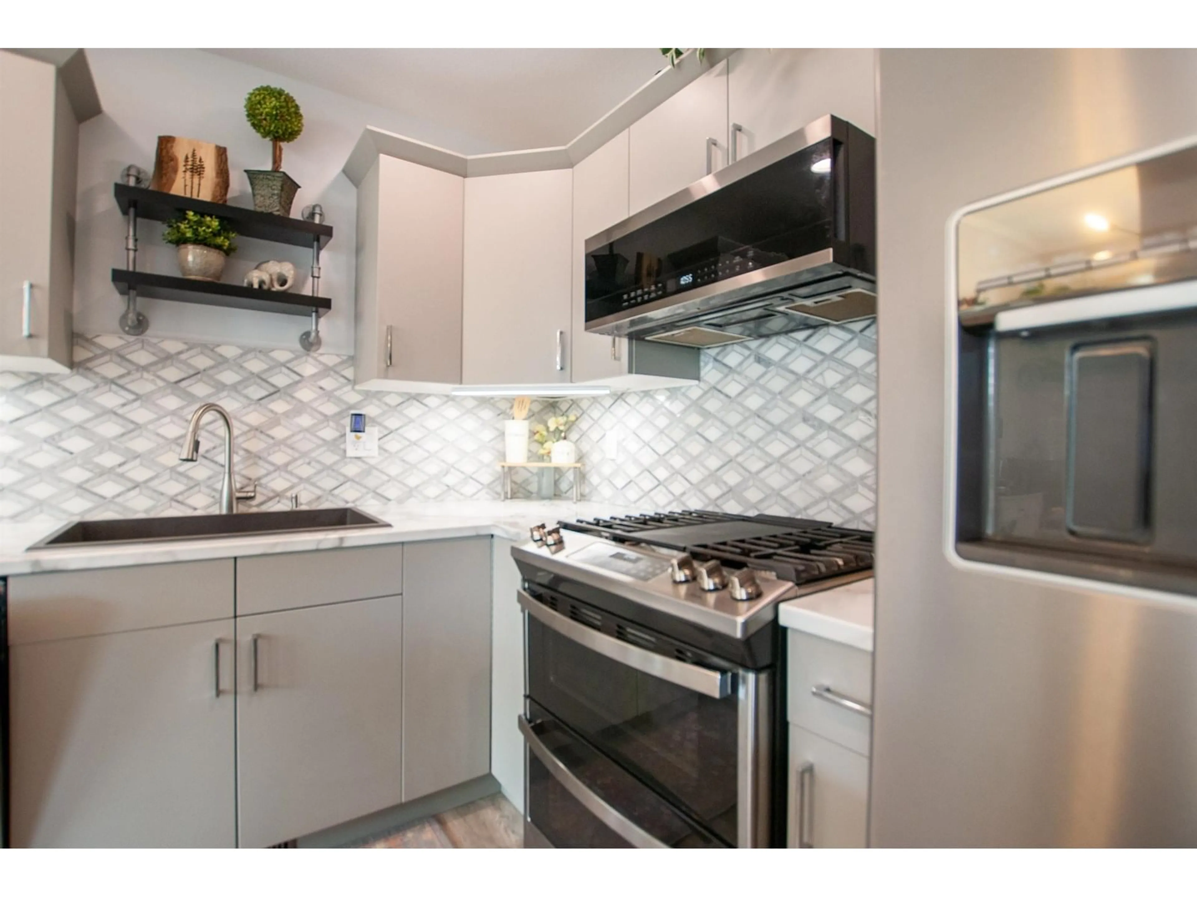 Standard kitchen, ceramic/tile floor for 7 - 7543 MORROW ROAD, Agassiz British Columbia V0M1A2