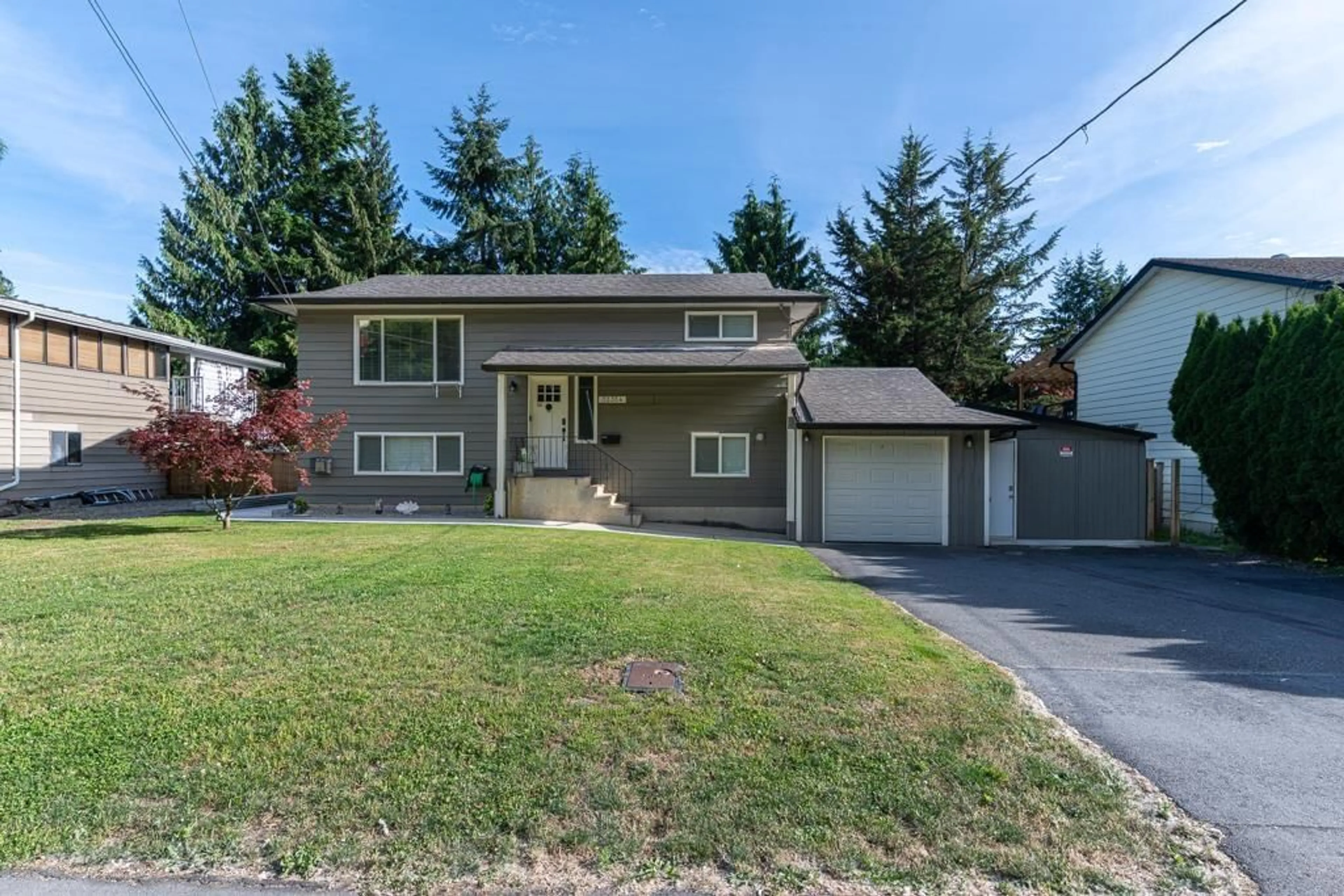Home with vinyl exterior material, street for 32354 14TH, Mission British Columbia V2V2N7