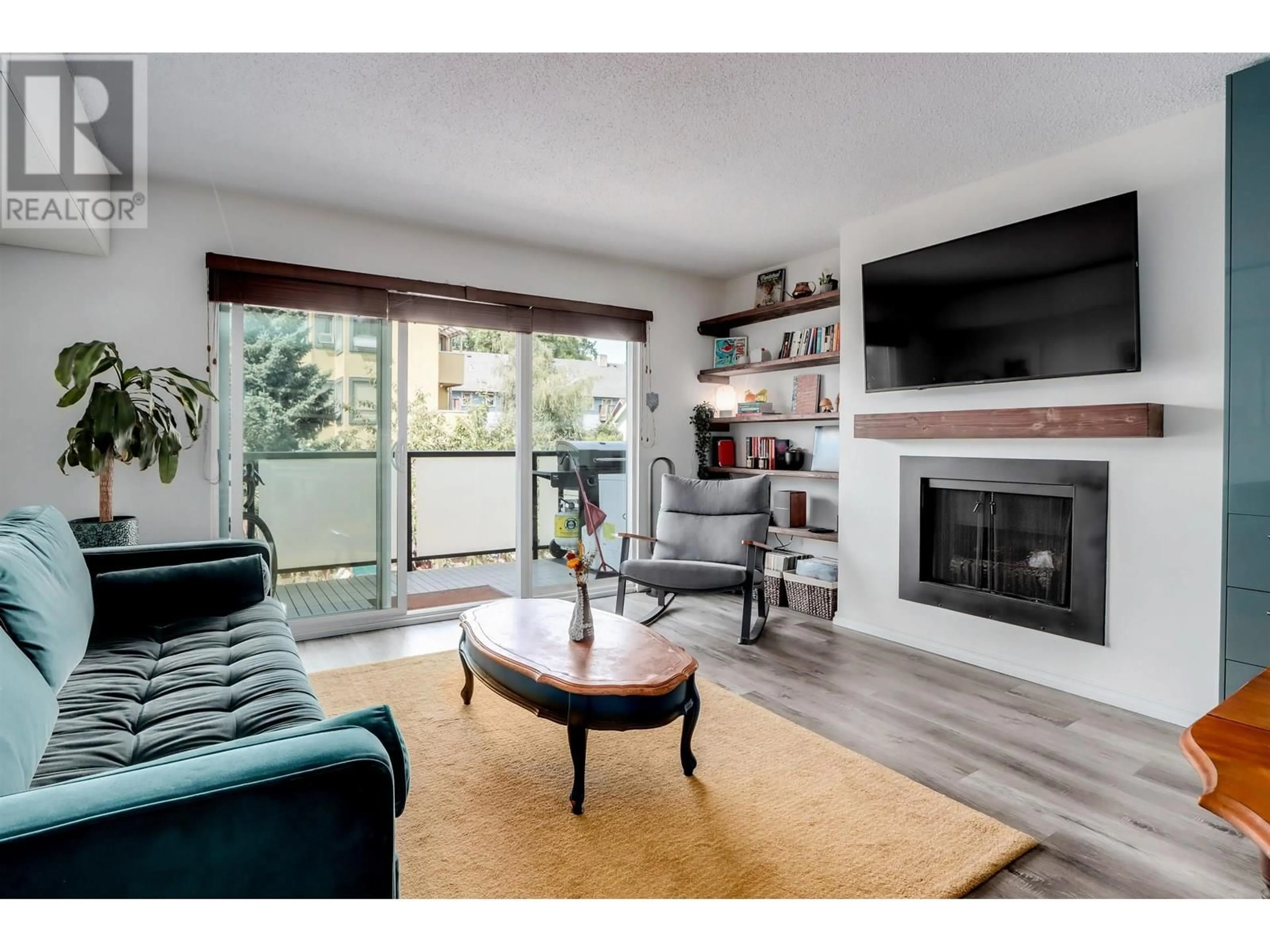 Living room with furniture, wood/laminate floor for 203 - 1429 WILLIAM STREET, Vancouver British Columbia V5L4W8