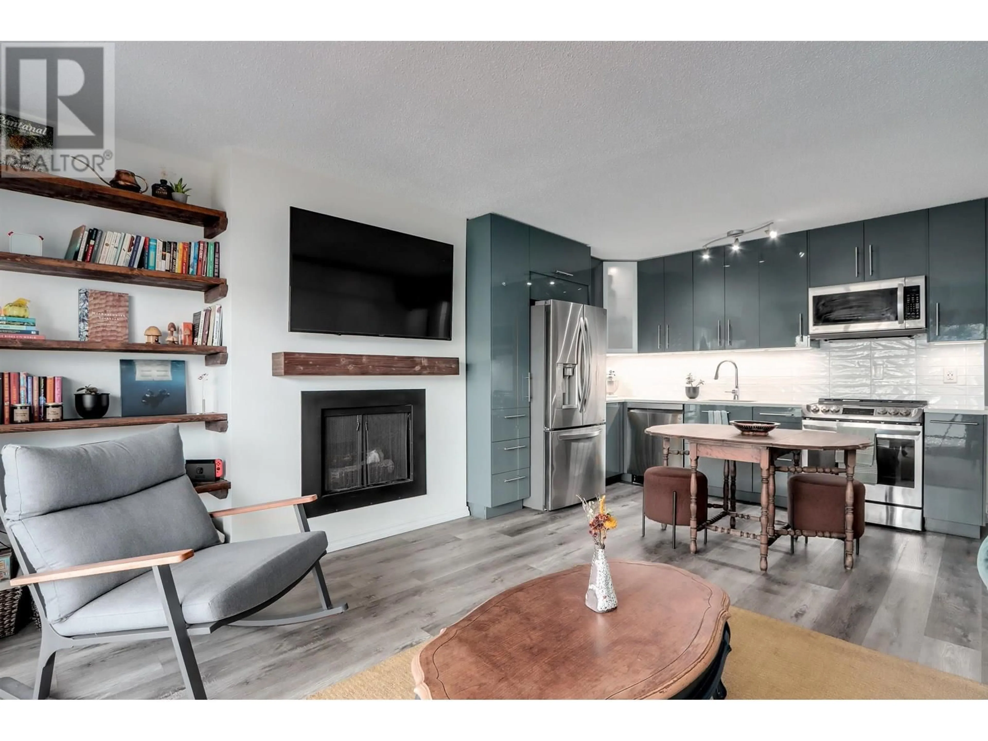 Open concept kitchen, wood/laminate floor for 203 - 1429 WILLIAM STREET, Vancouver British Columbia V5L4W8