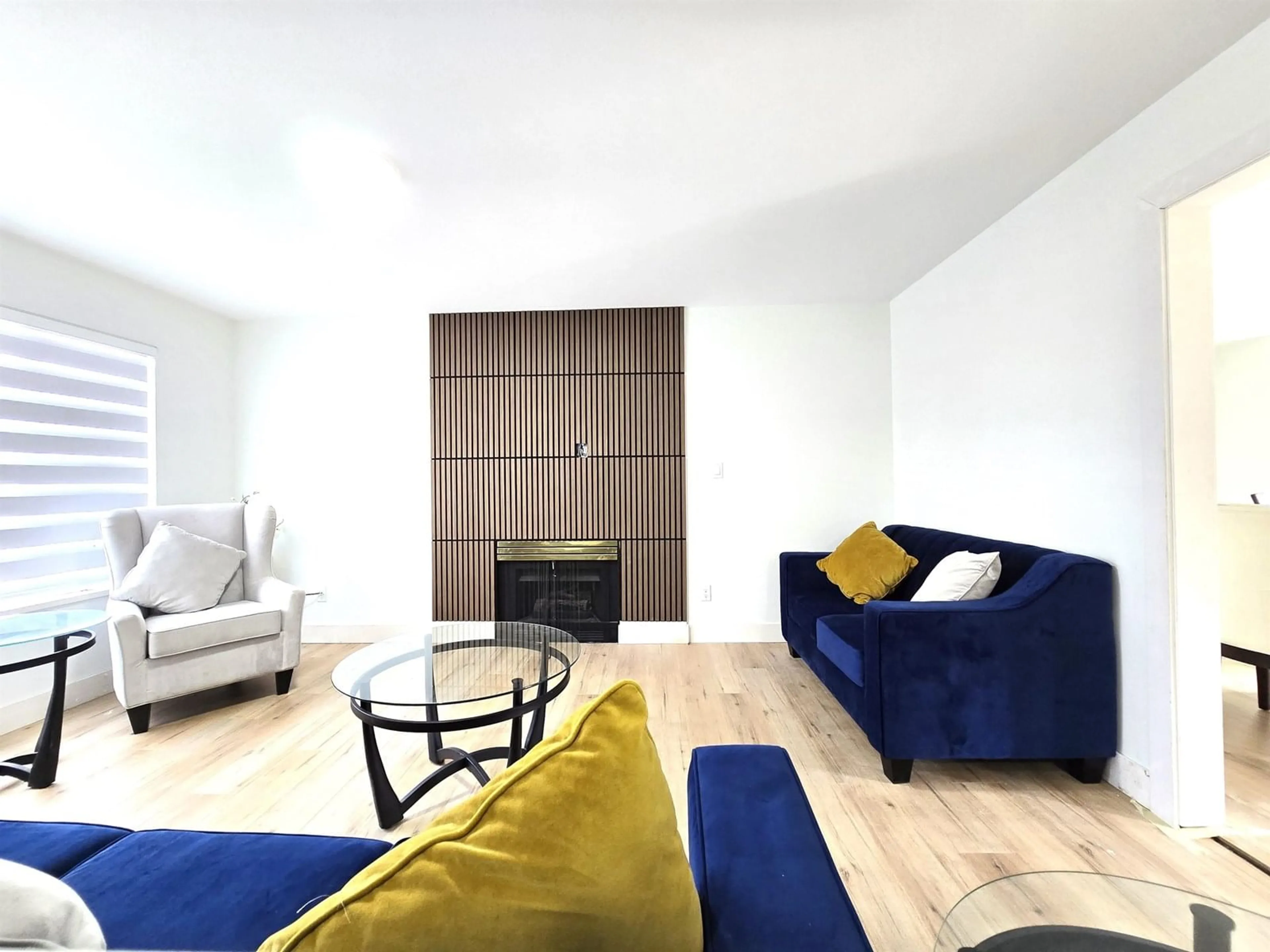 Living room with furniture, wood/laminate floor for 2664 MITCHELL, Abbotsford British Columbia V2T5G6
