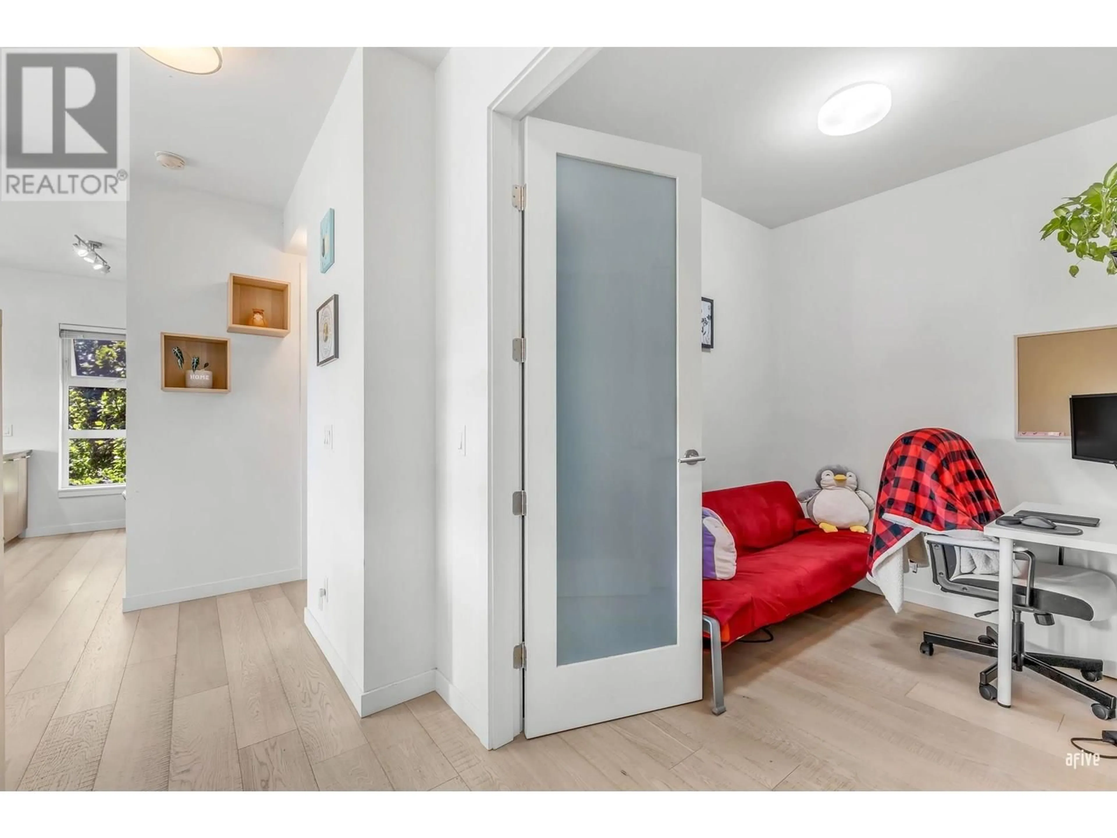 Indoor entryway for 206 - 215 BROOKES STREET, New Westminster British Columbia V3M0G5