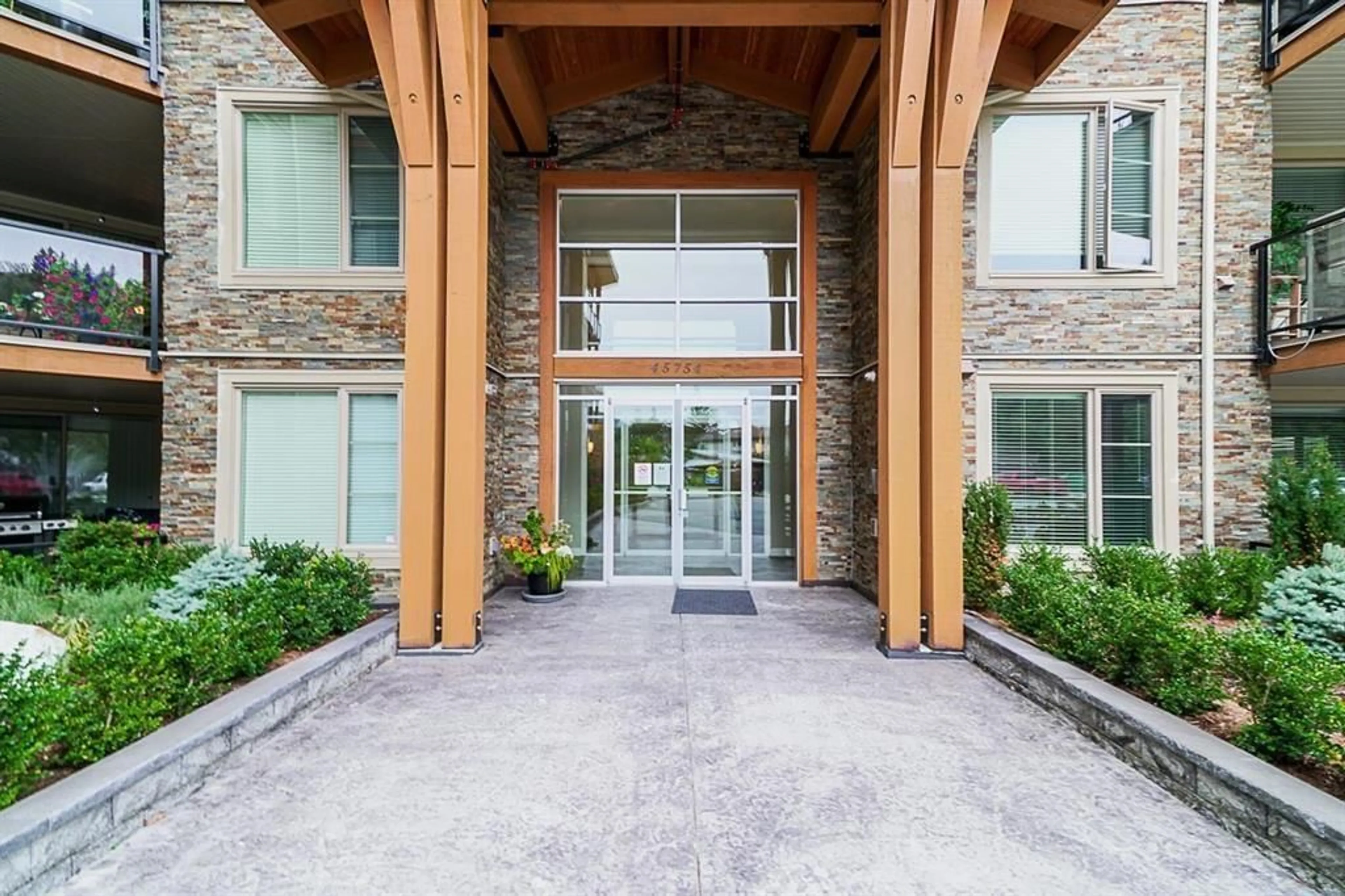 Indoor foyer for 110 - 45754 KEITH WILSON ROAD, Chilliwack British Columbia V2R0X3
