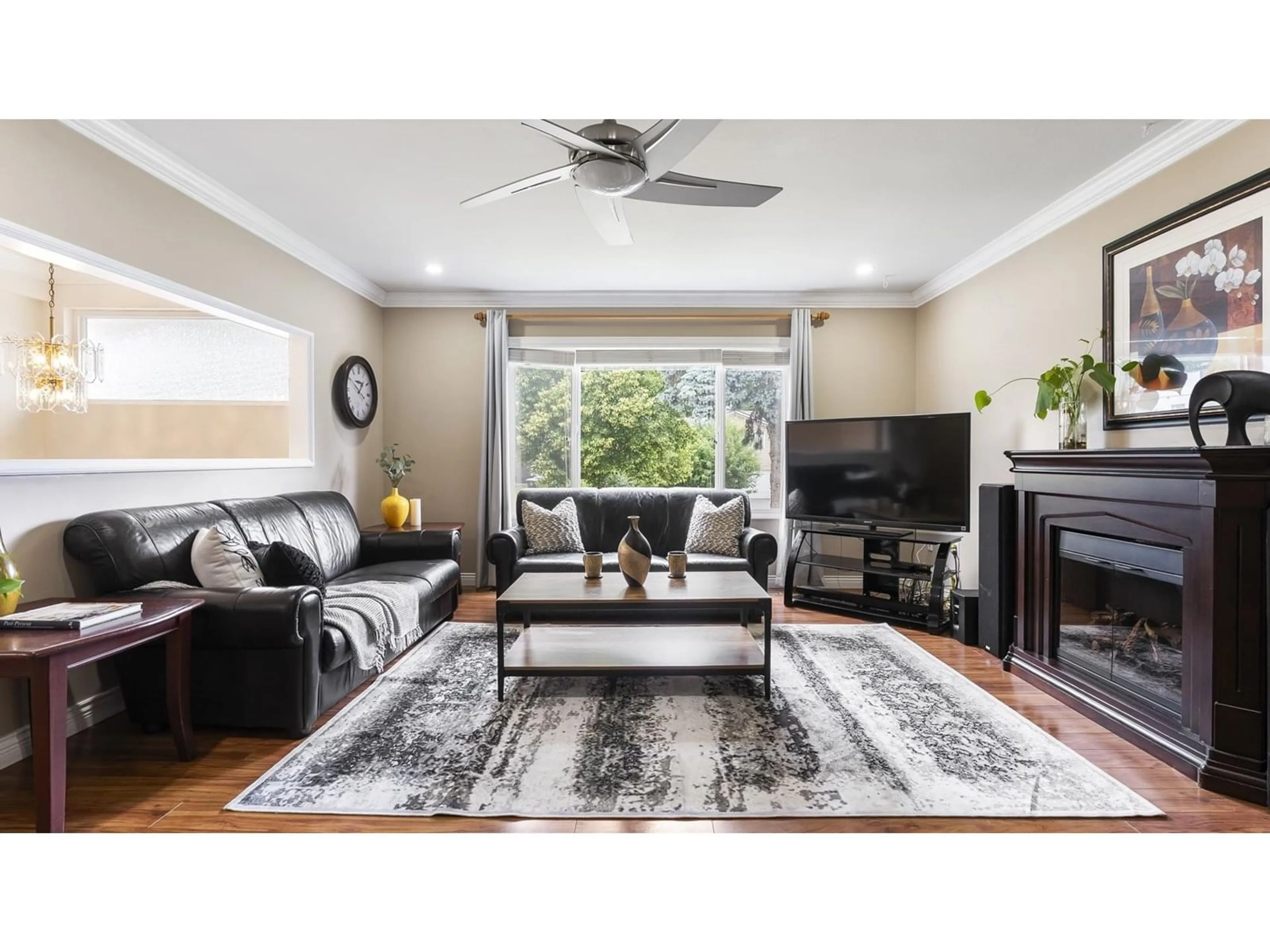Living room with furniture, unknown for 14409 CHARTWELL, Surrey British Columbia V3S5E1