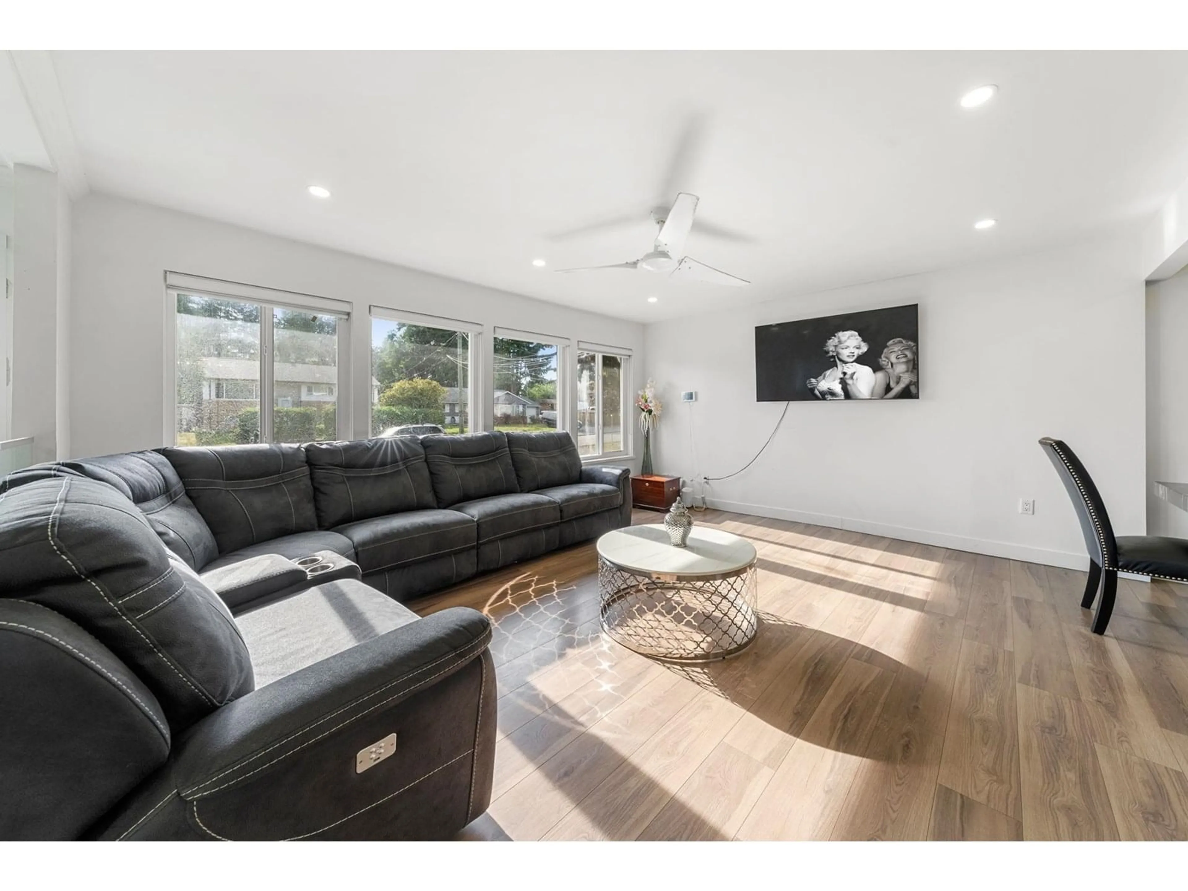 Living room with furniture, wood/laminate floor for 10108 127A, Surrey British Columbia V3V5L3