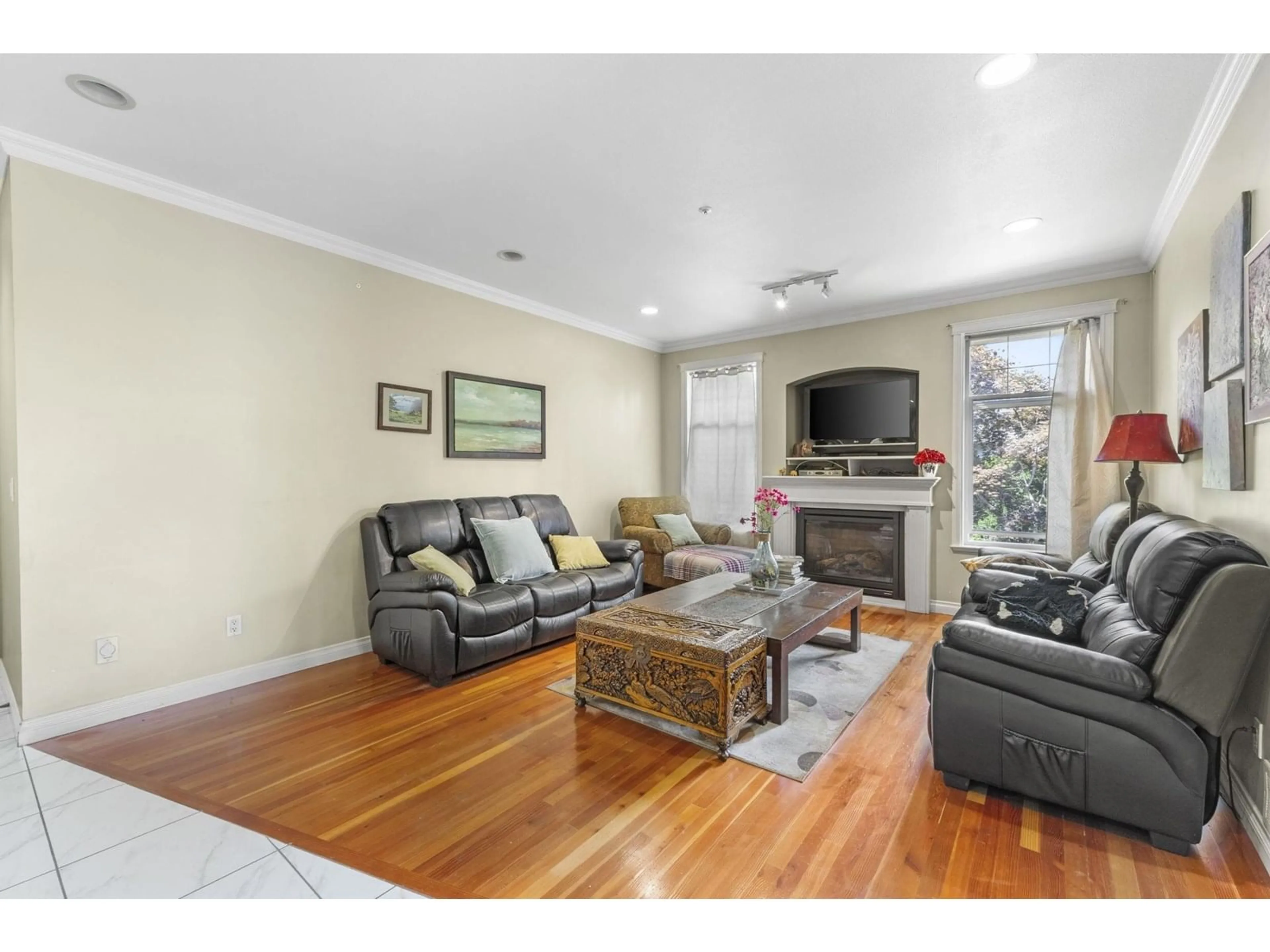 Living room with furniture, wood/laminate floor for 9833 182, Surrey British Columbia V4N5A9