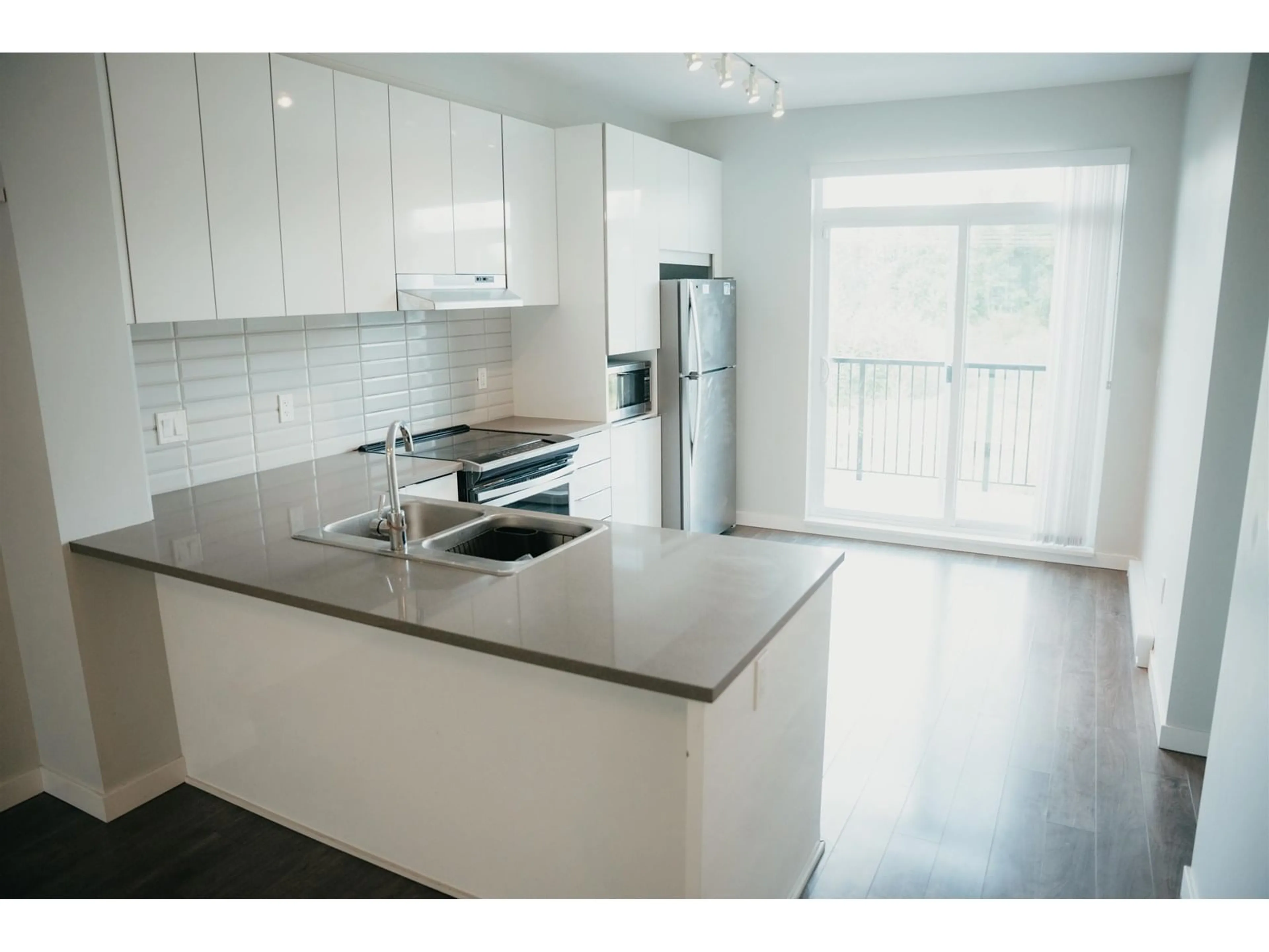 Standard kitchen, wood/laminate floor for 56 - 30930 WESTRIDGE, Abbotsford British Columbia V2T0H6