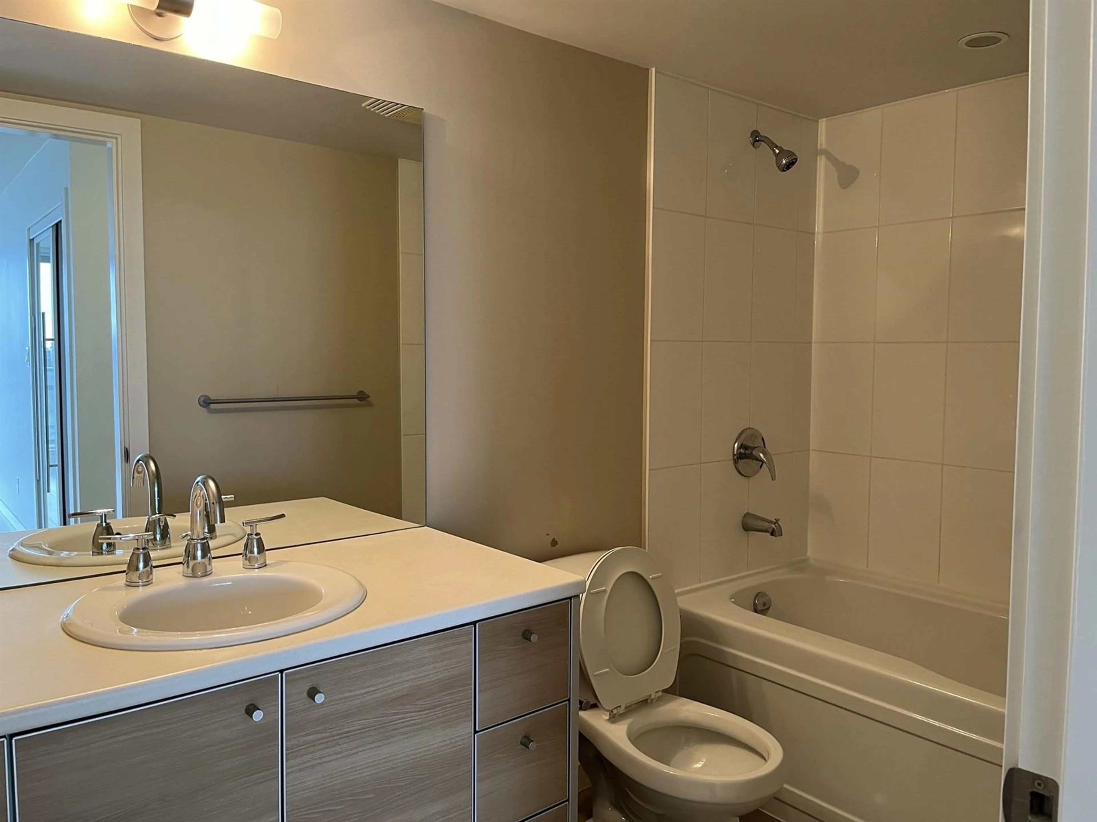 Standard bathroom, unknown for 1104 - 13688 100, Surrey British Columbia V3T0G5