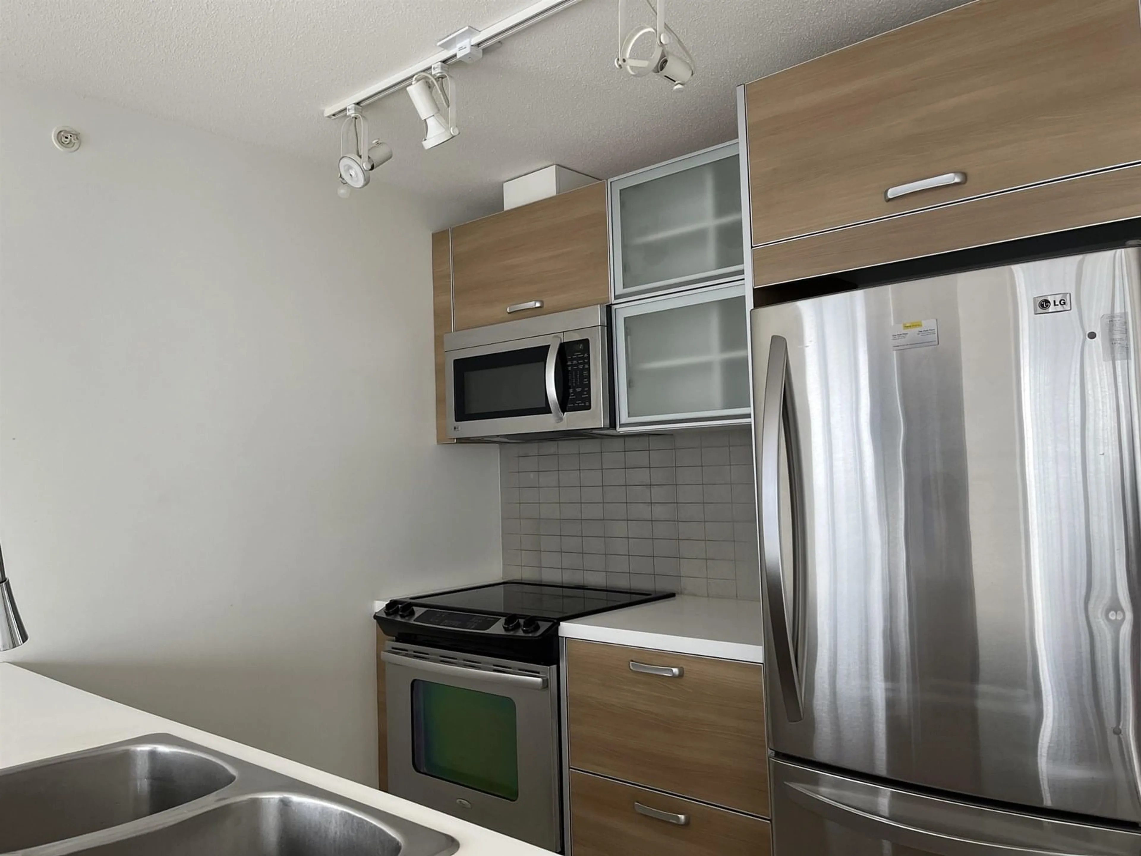 Standard kitchen, unknown for 1104 - 13688 100, Surrey British Columbia V3T0G5