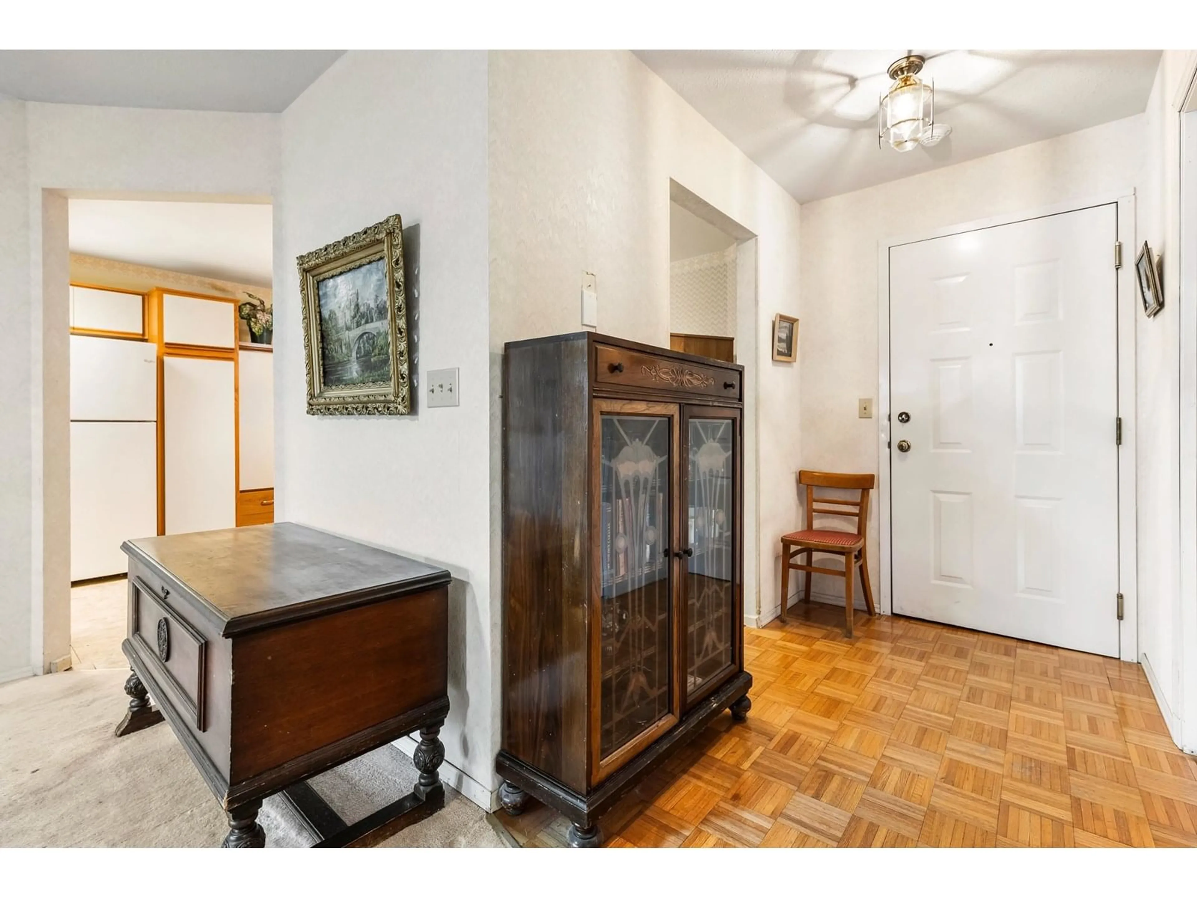 Indoor entryway for 202 - 33233 BOURQUIN, Abbotsford British Columbia V2S1Y2