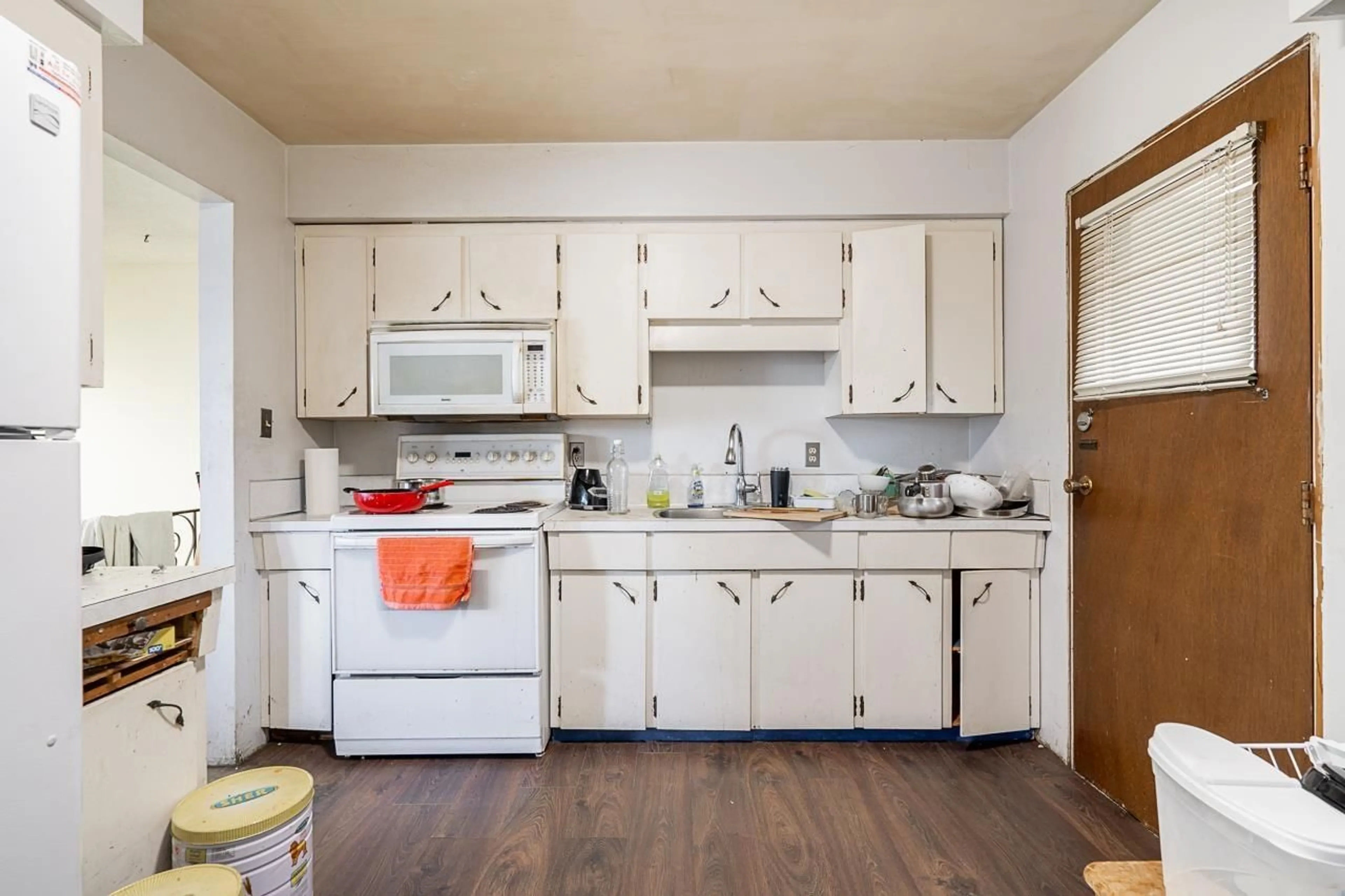 Standard kitchen, unknown for 8753 116A, Delta British Columbia V4C5Z7