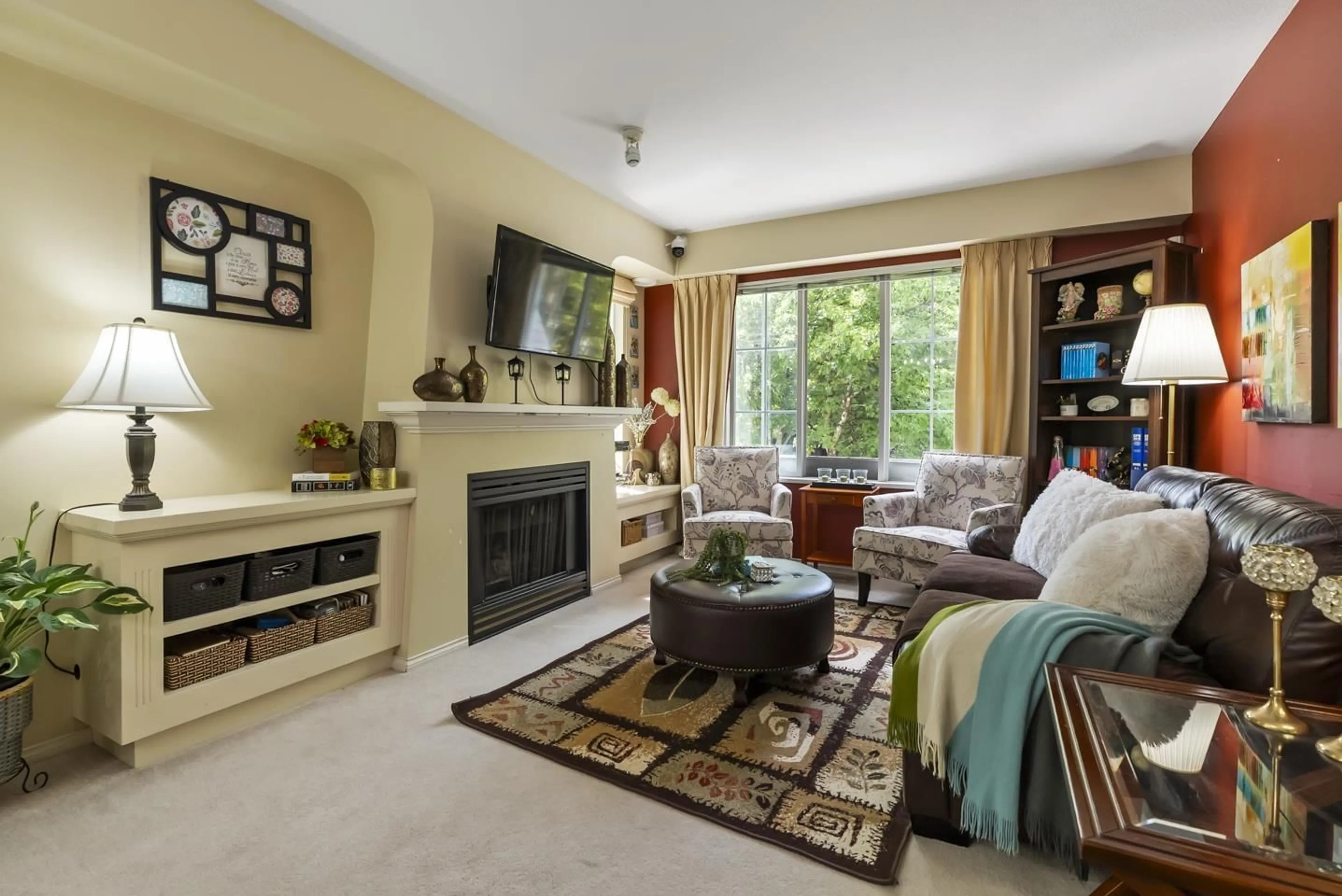 Living room with furniture, carpet floor for 113 - 8775 161, Surrey British Columbia V4N5G3