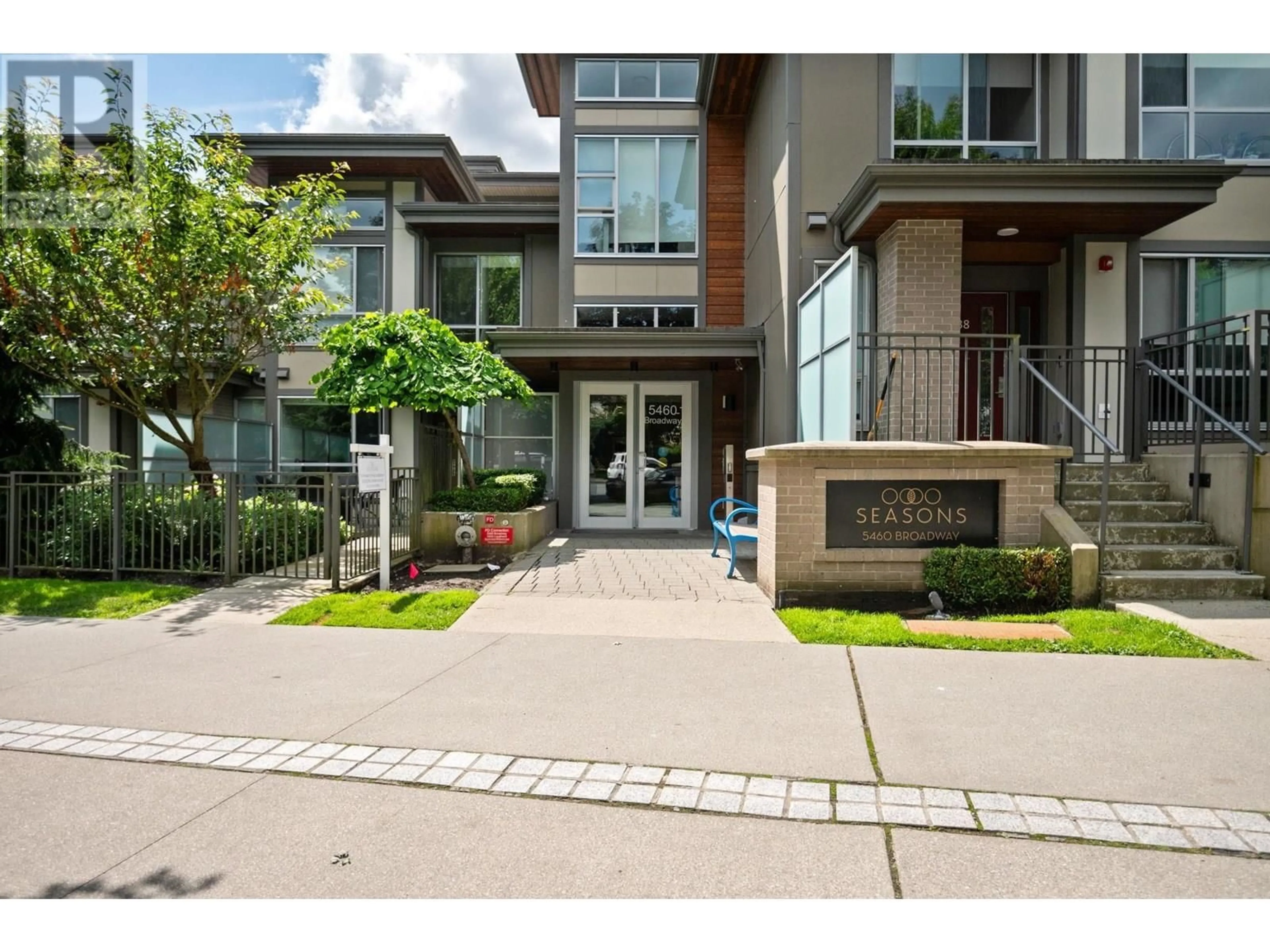 Indoor foyer for 206 - 5460 BROADWAY, Burnaby British Columbia V5B0B4