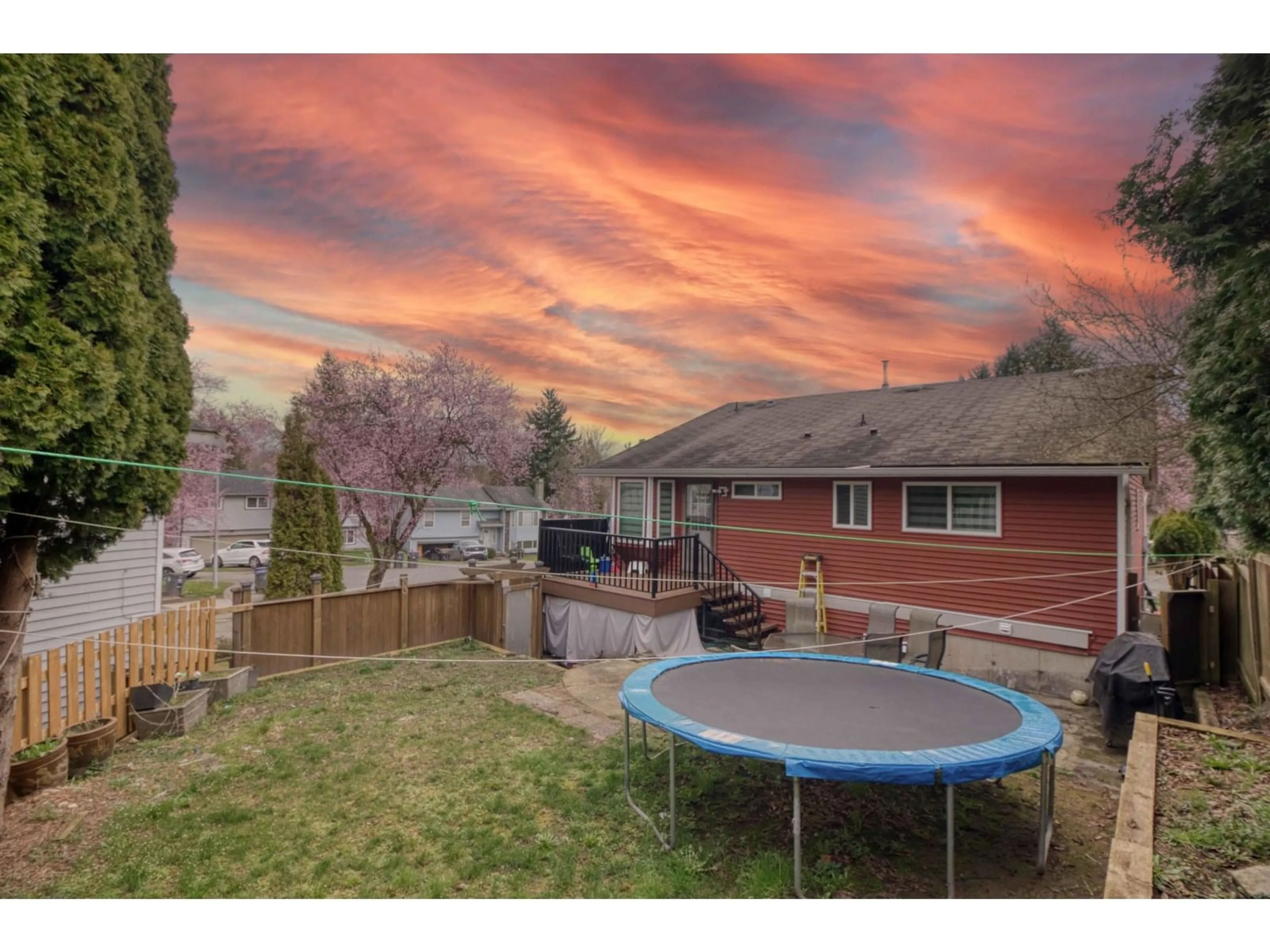 Patio, mountain view for 8045 138A, Surrey British Columbia V3W9B3