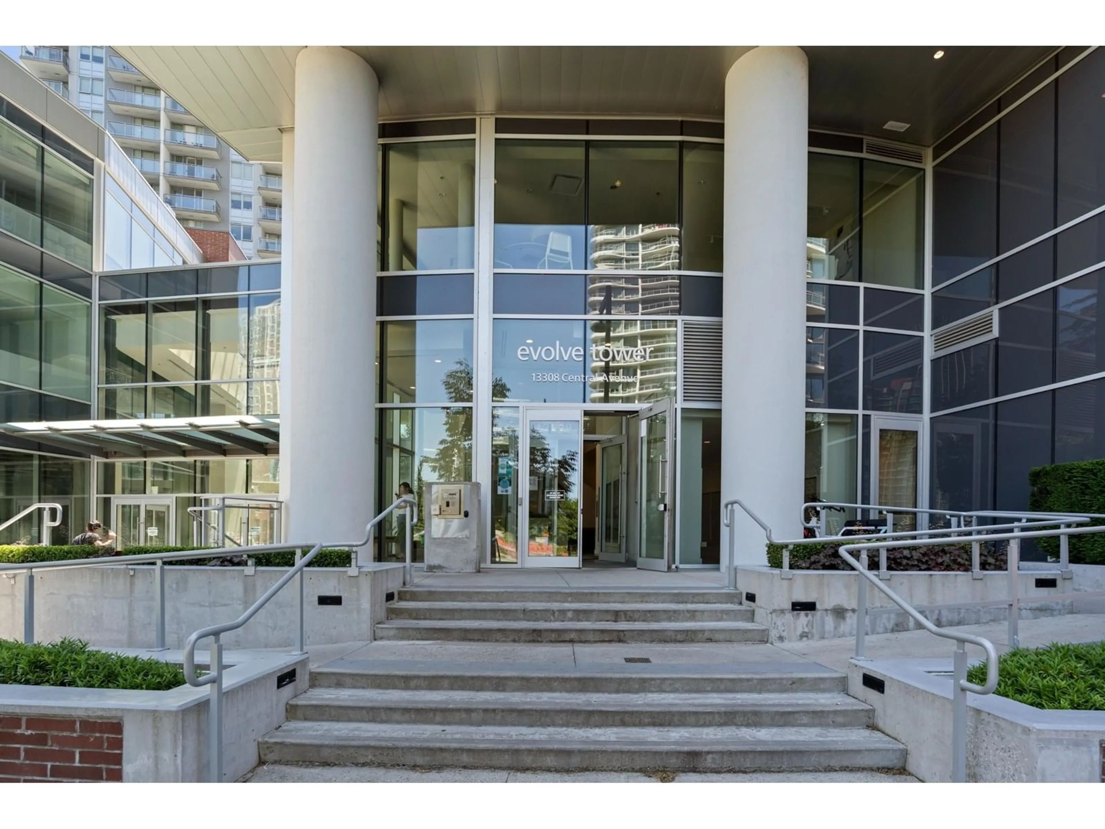 Indoor foyer for 1513 - 13308 CENTRAL, Surrey British Columbia V3T0M4