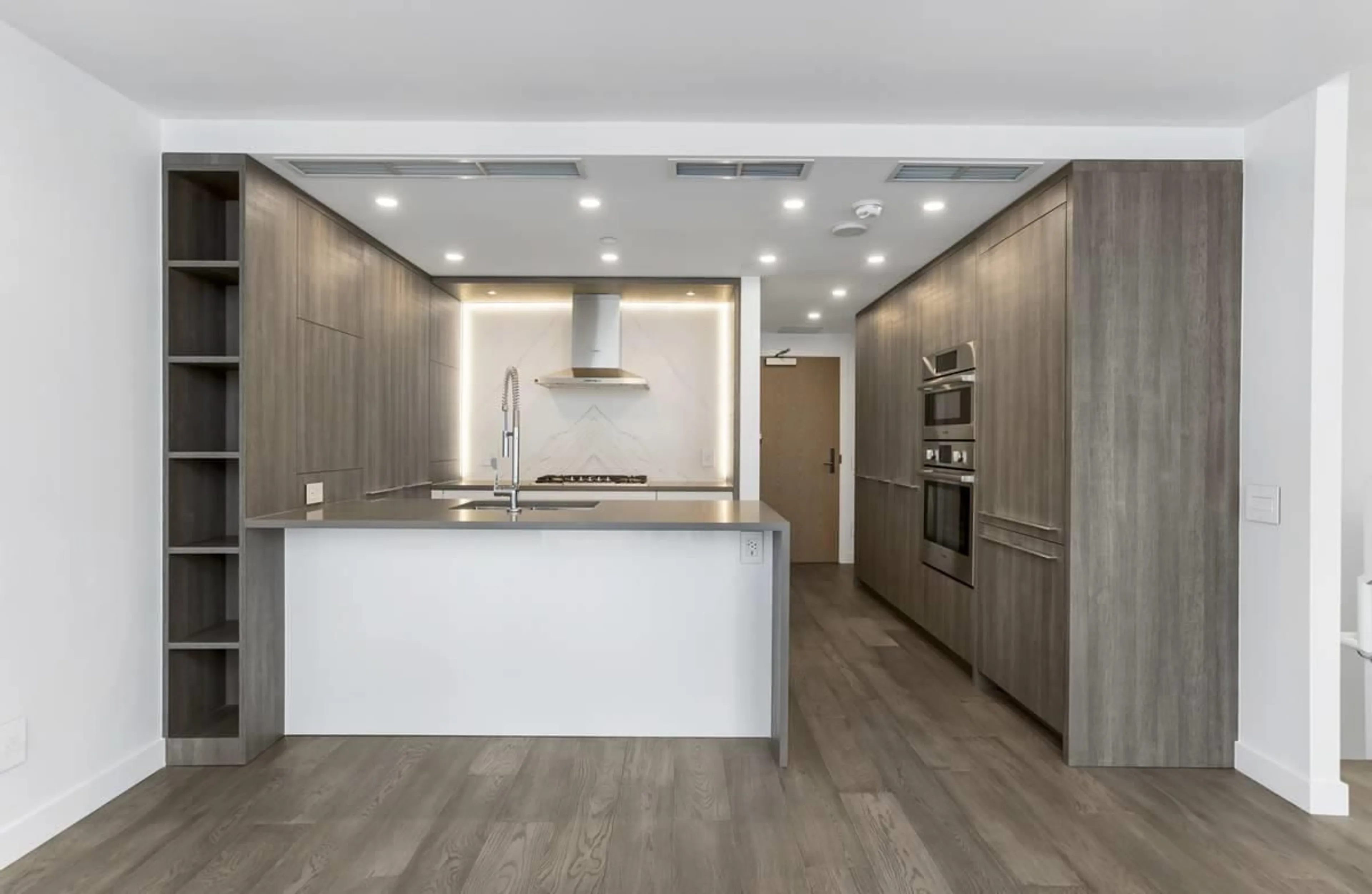 Open concept kitchen, wood/laminate floor for 311 - 15165 THRIFT, Surrey British Columbia V4B0C1