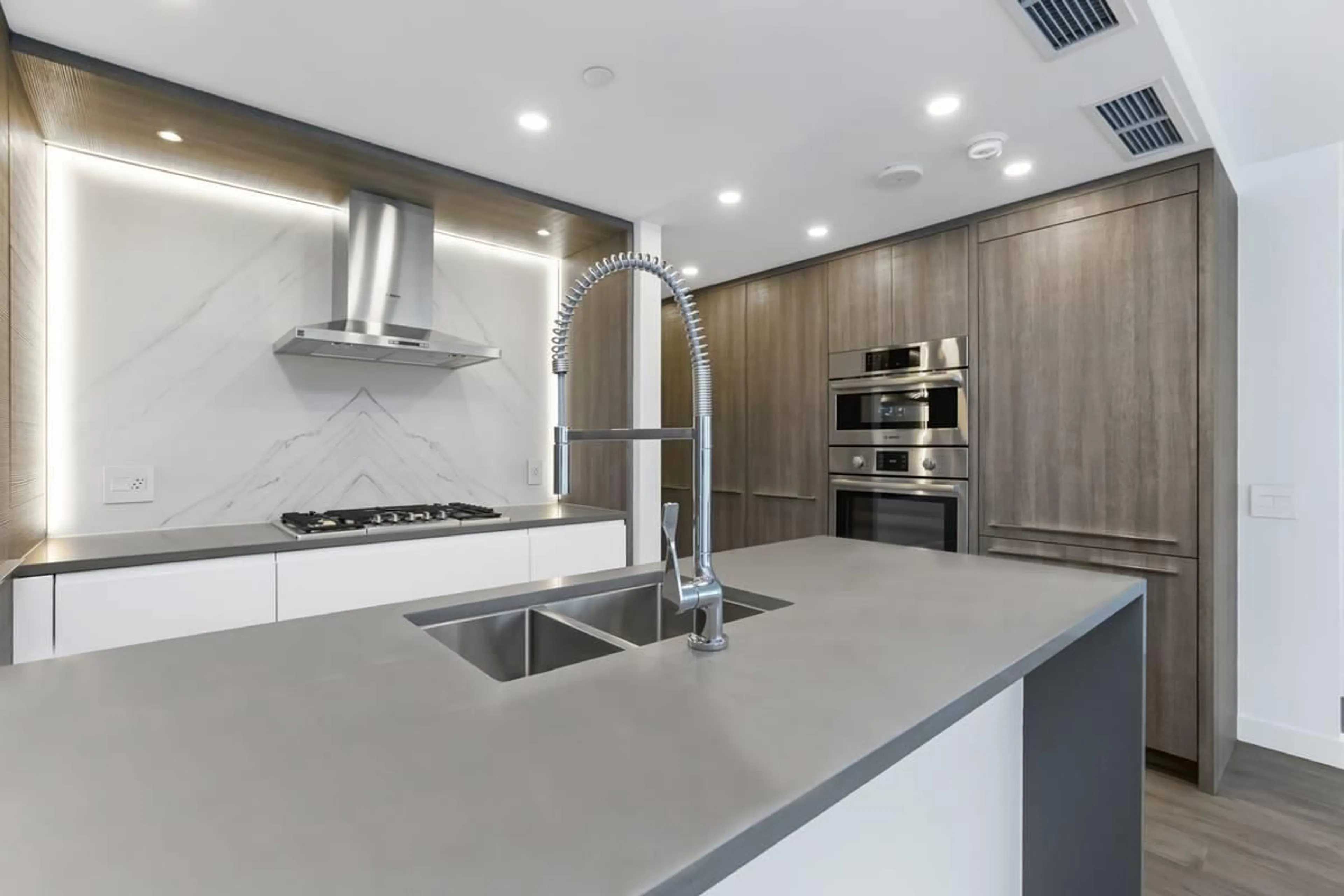 Contemporary kitchen, unknown for 311 - 15165 THRIFT, Surrey British Columbia V4B0C1