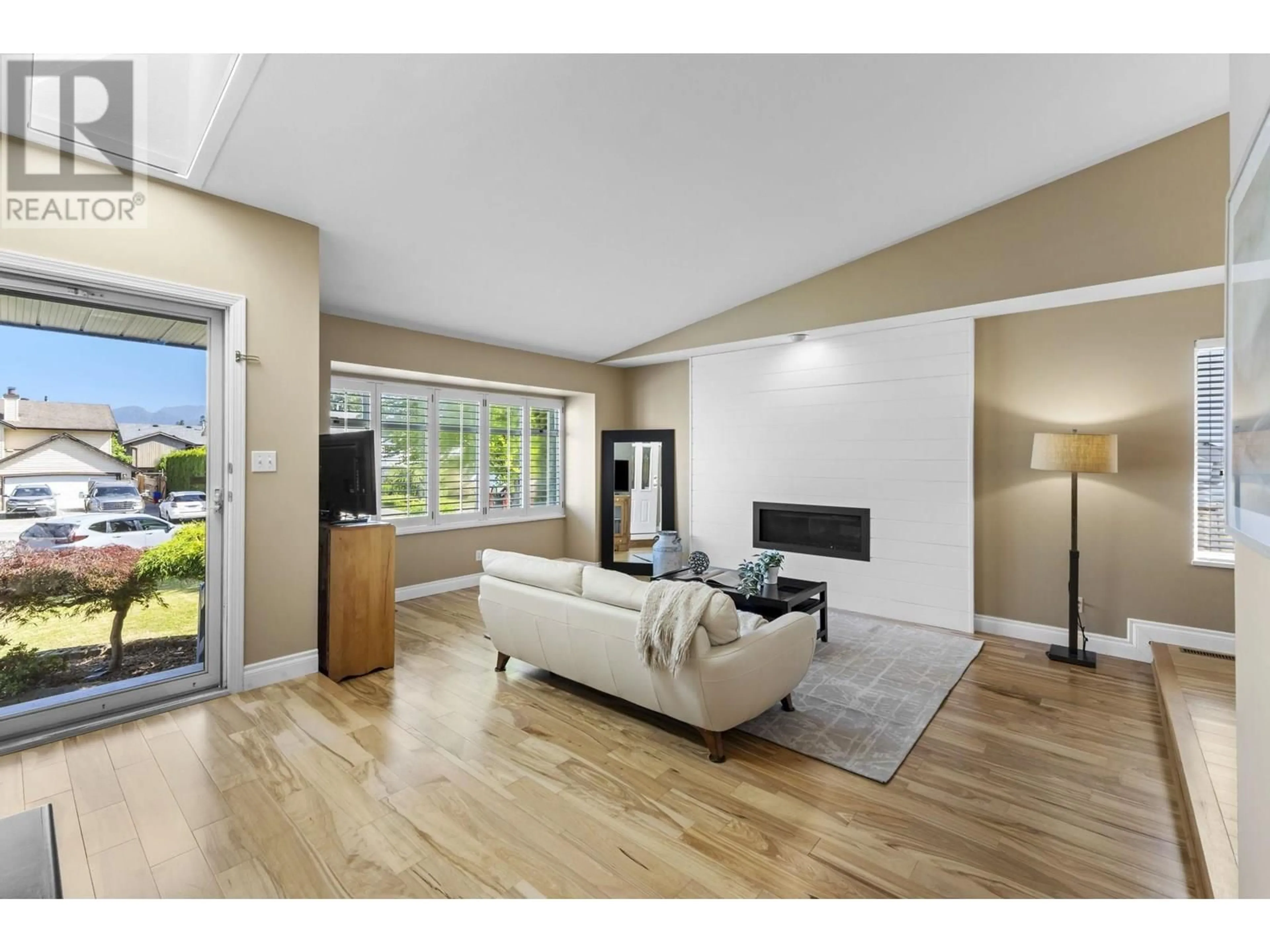 Living room with furniture, wood/laminate floor for 22098 KERRY CRESCENT, Maple Ridge British Columbia V2X0V8