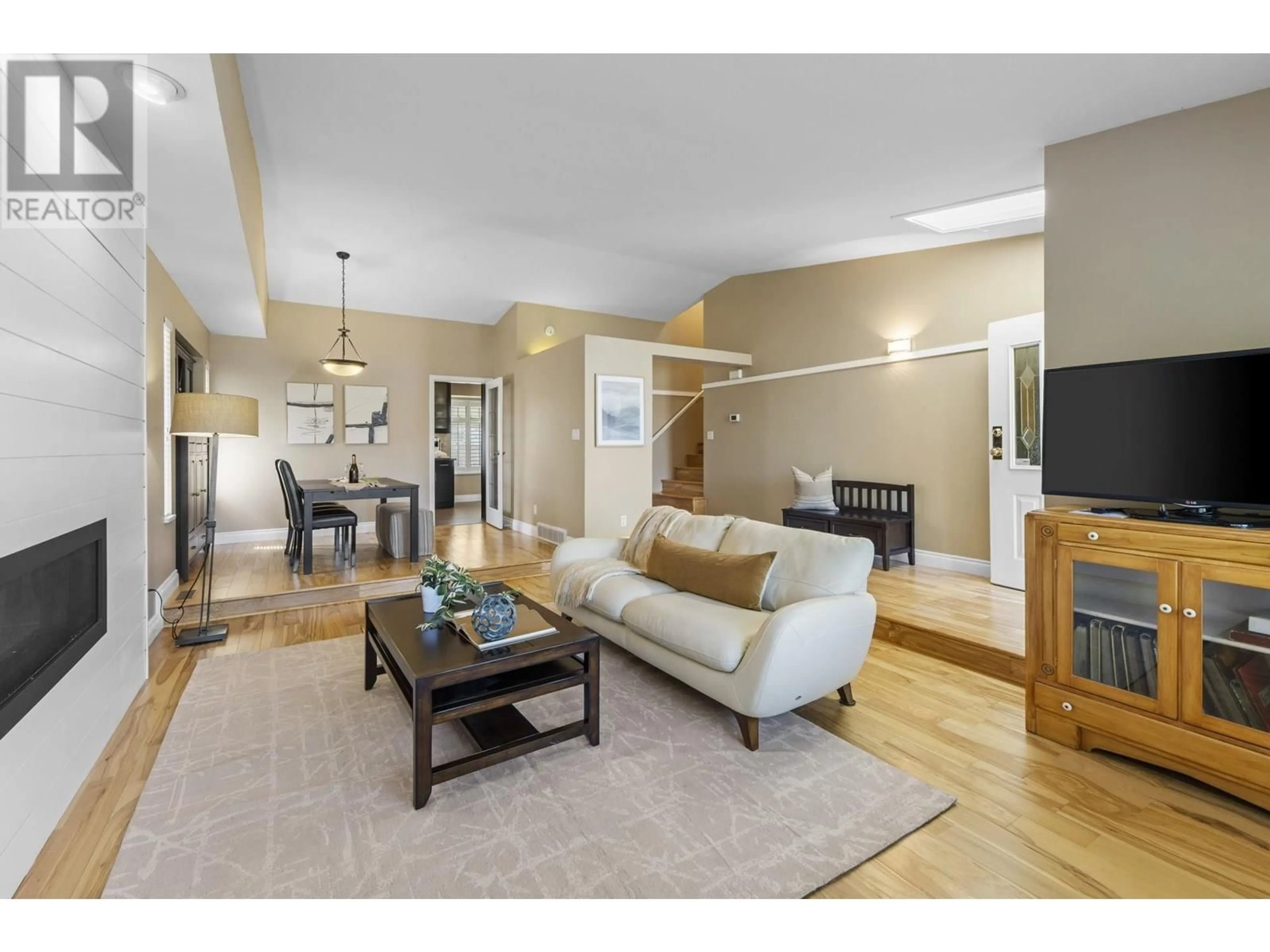 Living room with furniture, wood/laminate floor for 22098 KERRY CRESCENT, Maple Ridge British Columbia V2X0V8