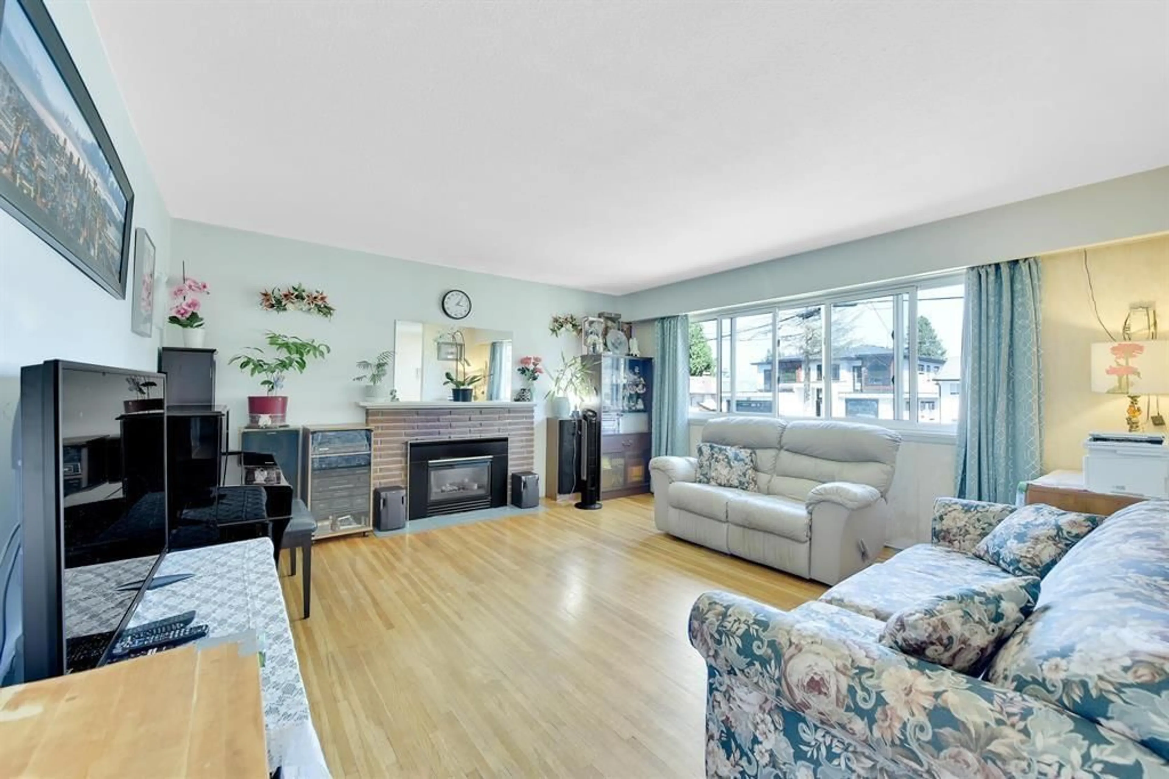 Living room with furniture, wood/laminate floor for 11059 146A, Surrey British Columbia V3R3V3