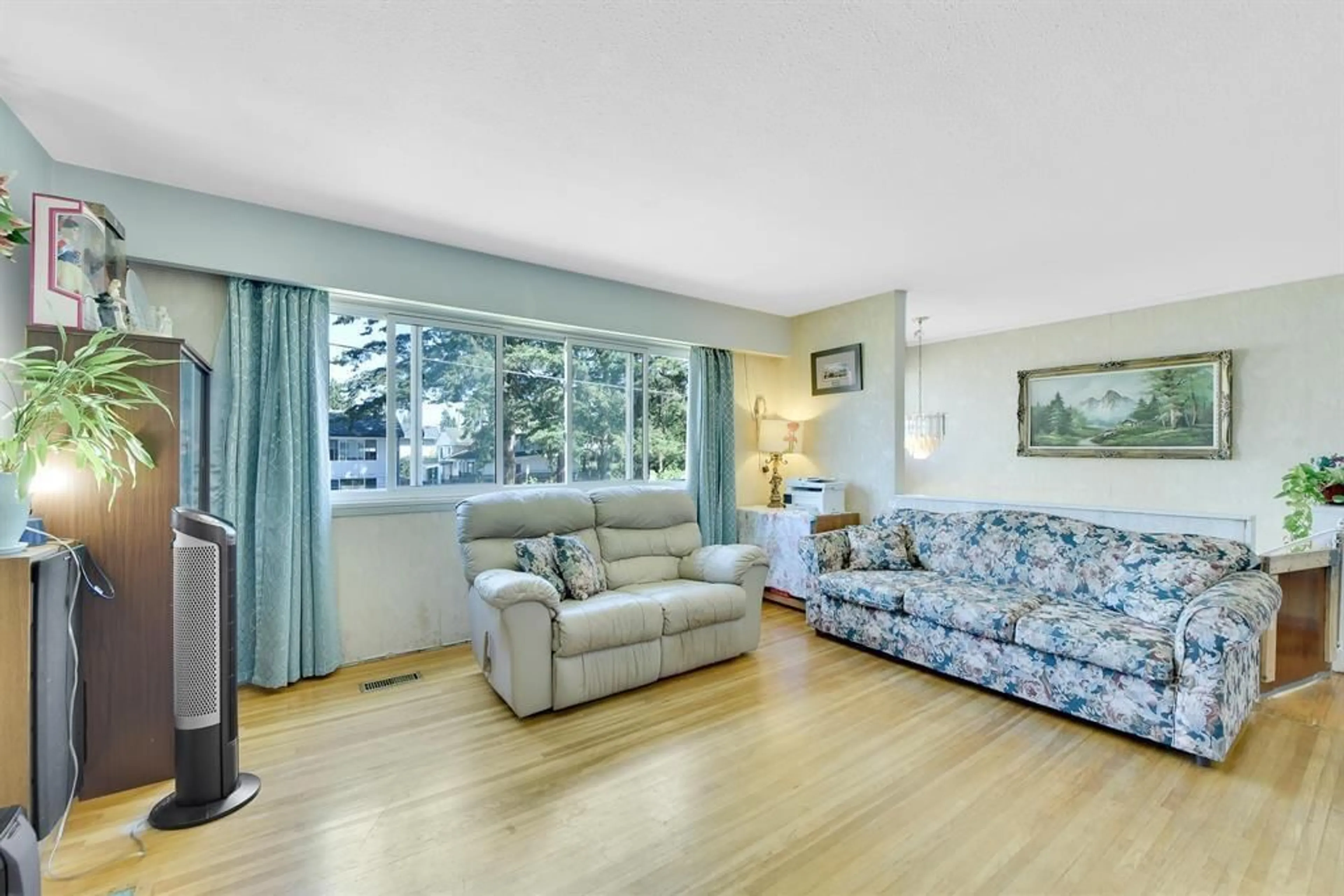 Living room with furniture, unknown for 11059 146A, Surrey British Columbia V3R3V3