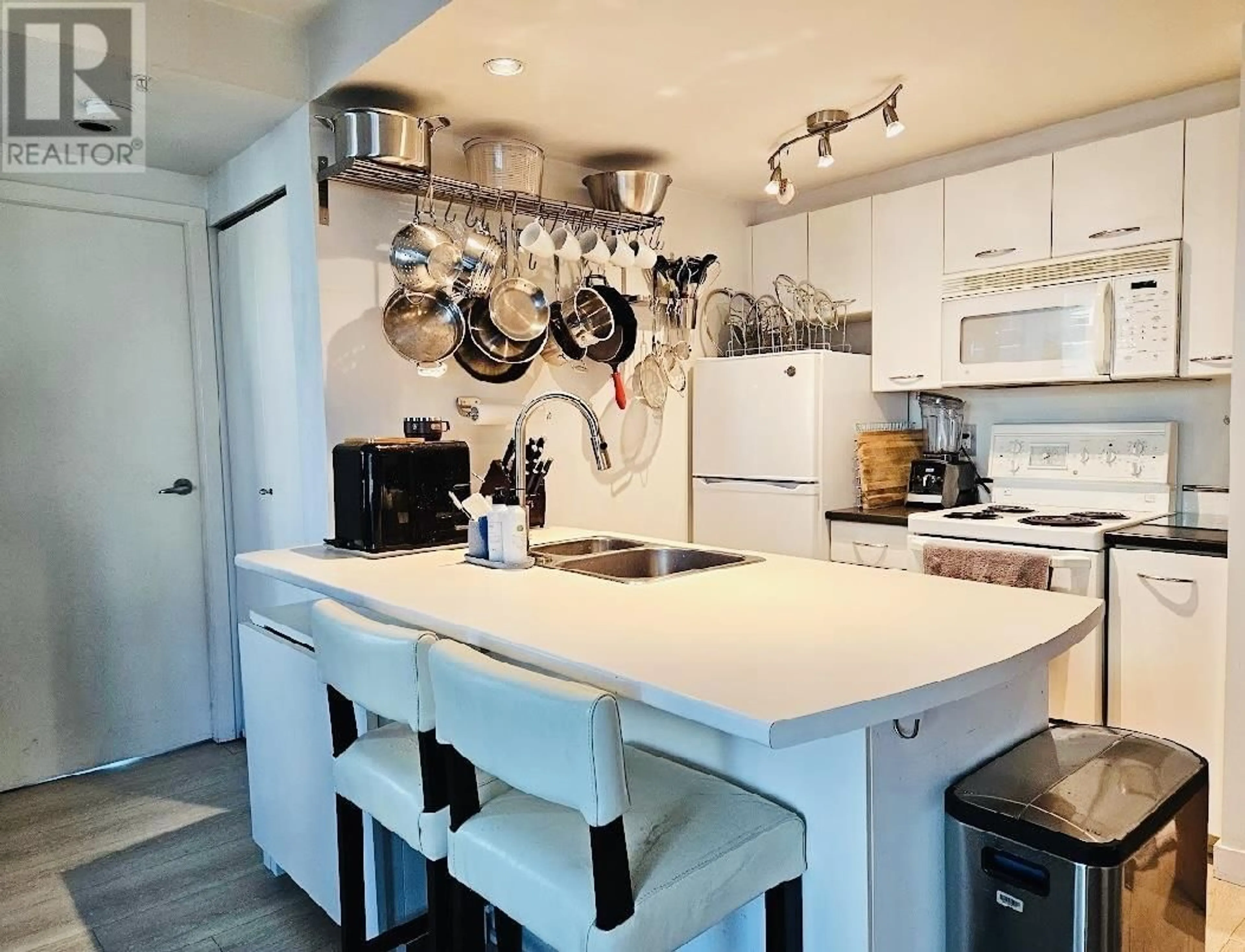 Open concept kitchen, unknown for 909 - 1331 GEORGIA STREET, Vancouver British Columbia V6E4P1