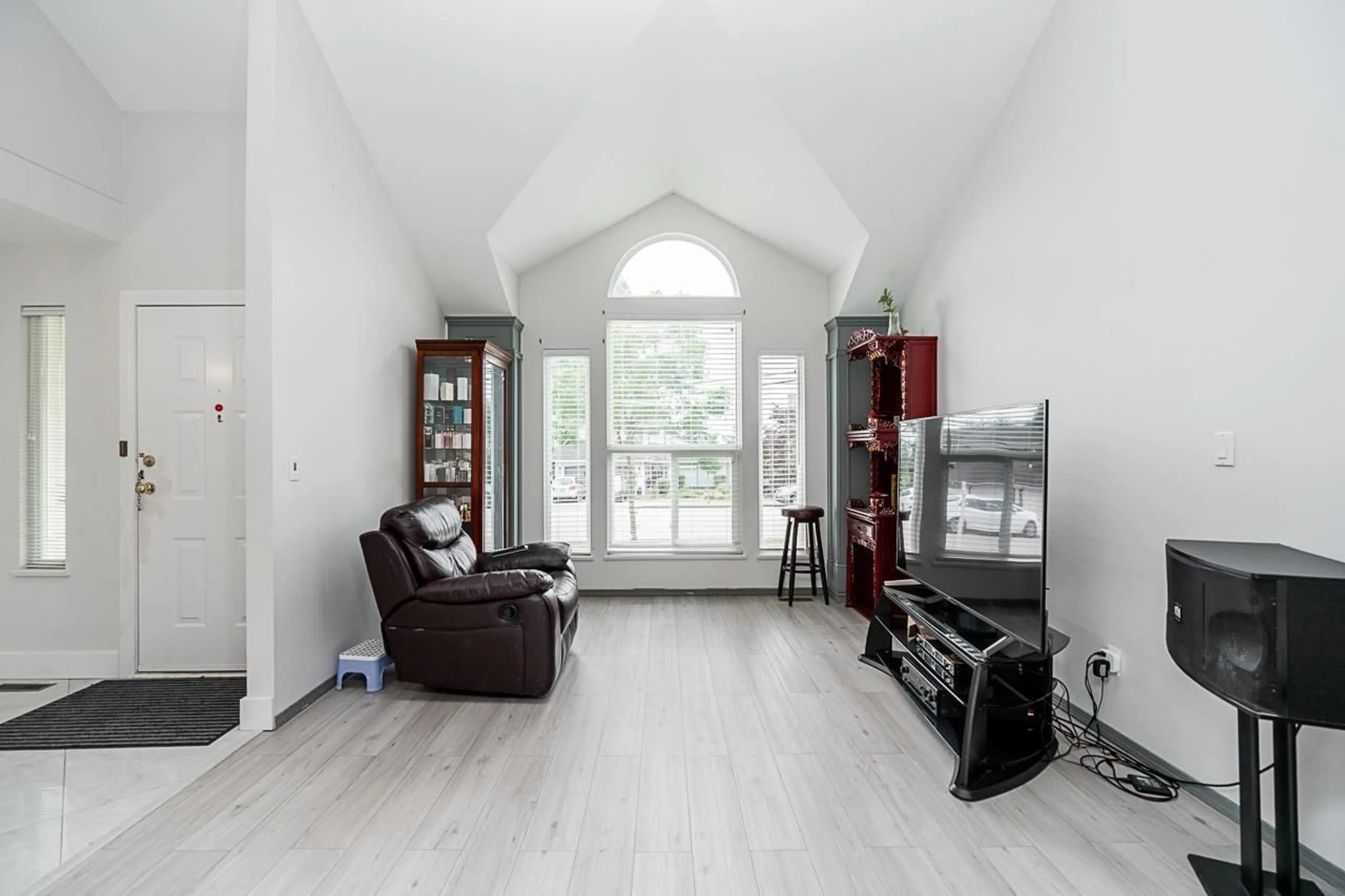 Living room with furniture, wood/laminate floor for 16089 80, Surrey British Columbia V4N0X1