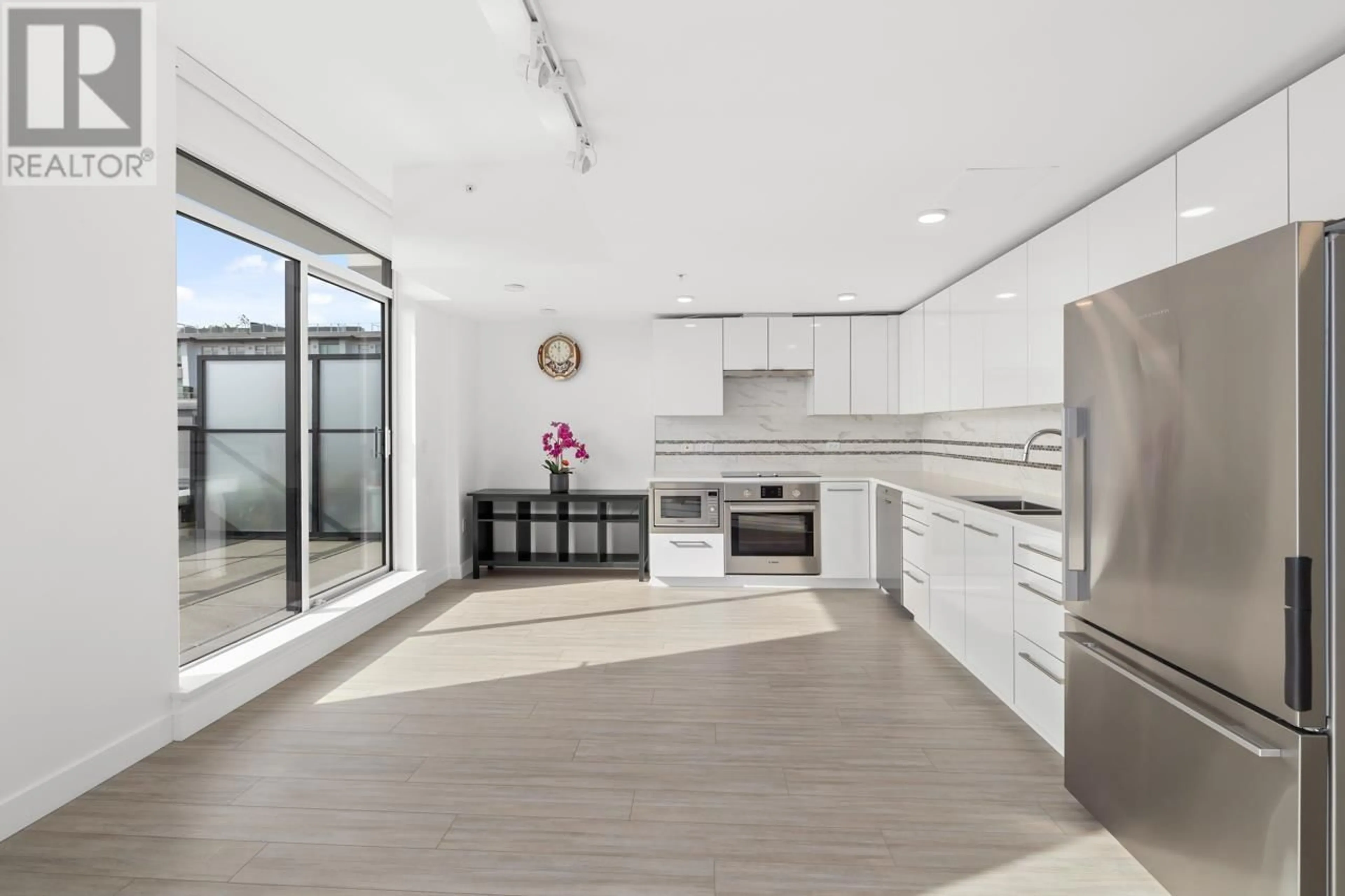 Open concept kitchen, ceramic/tile floor for 578 - 438 KING EDWARD AVENUE, Vancouver British Columbia V5Y0M5
