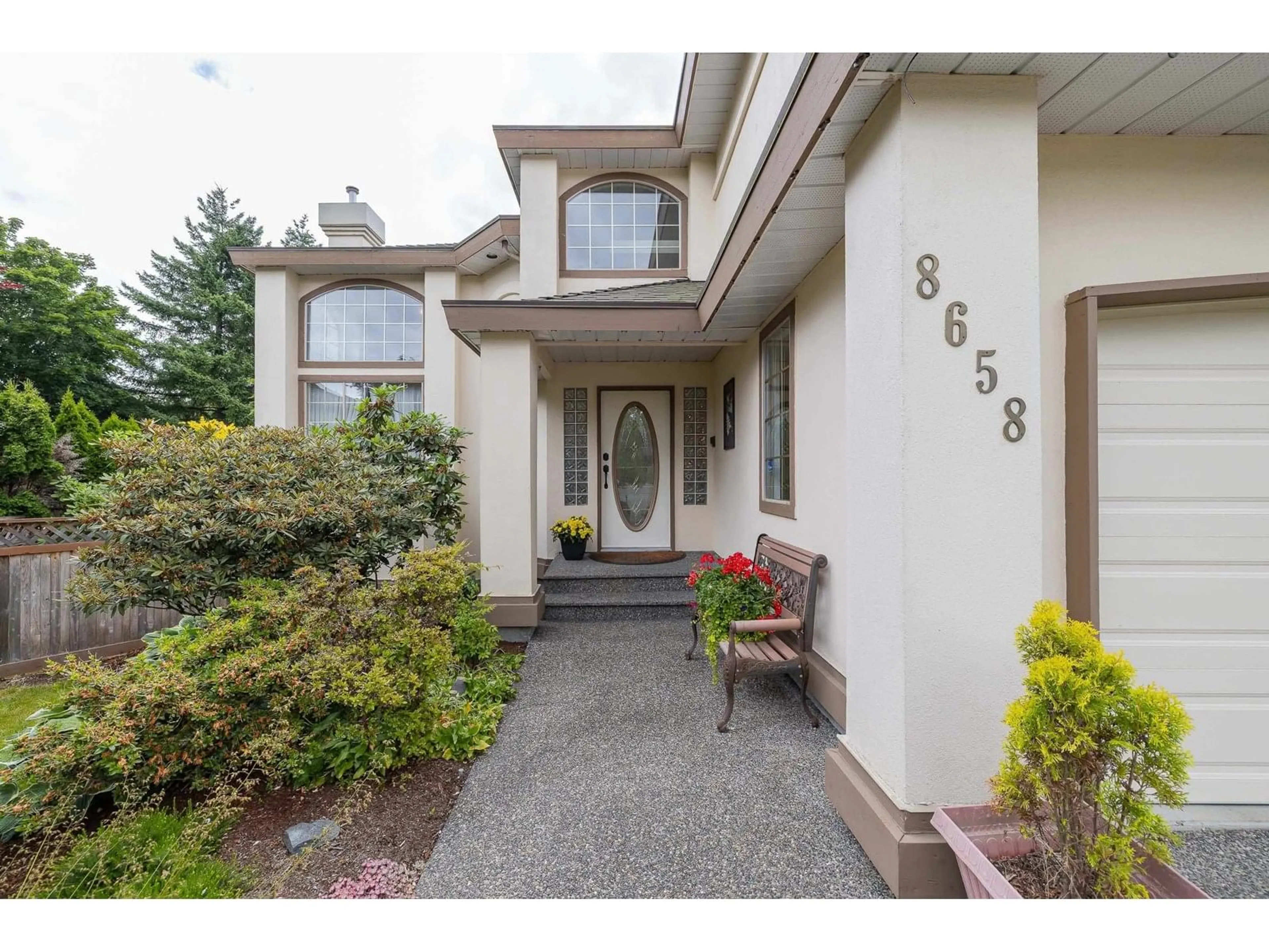 Indoor entryway for 8658 165A, Surrey British Columbia V4N3G7