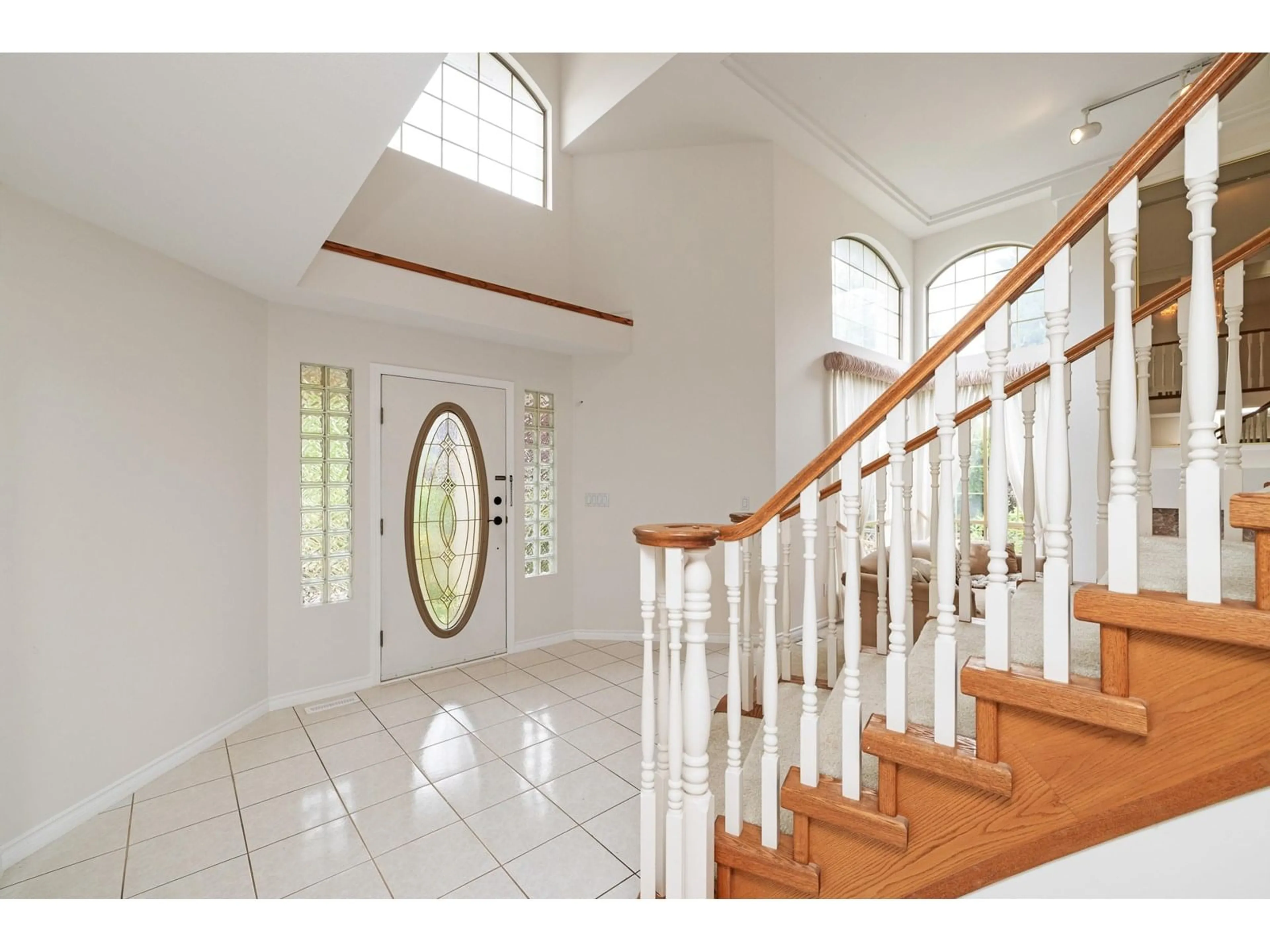 Indoor foyer for 8658 165A, Surrey British Columbia V4N3G7