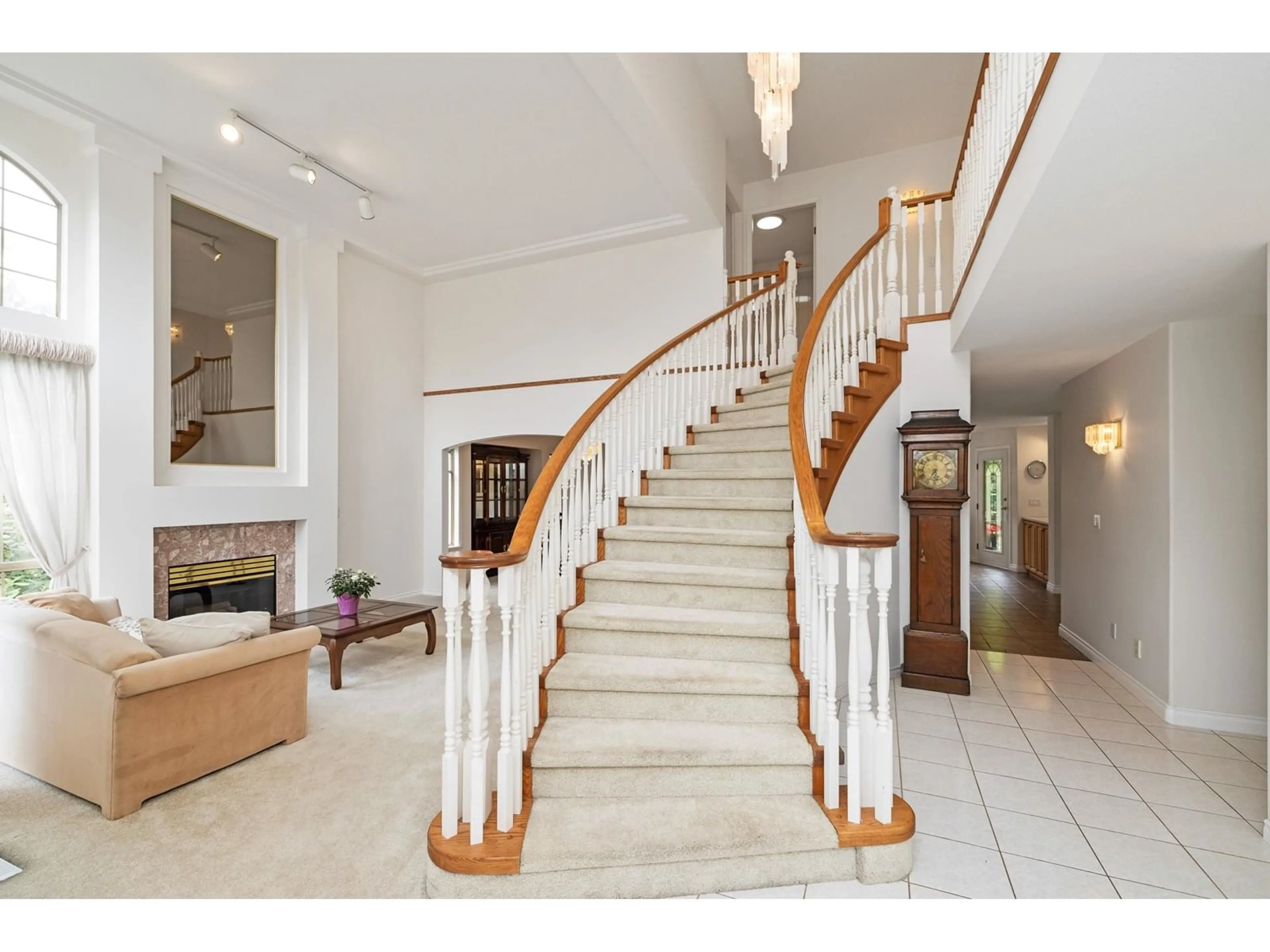 Indoor foyer for 8658 165A, Surrey British Columbia V4N3G7