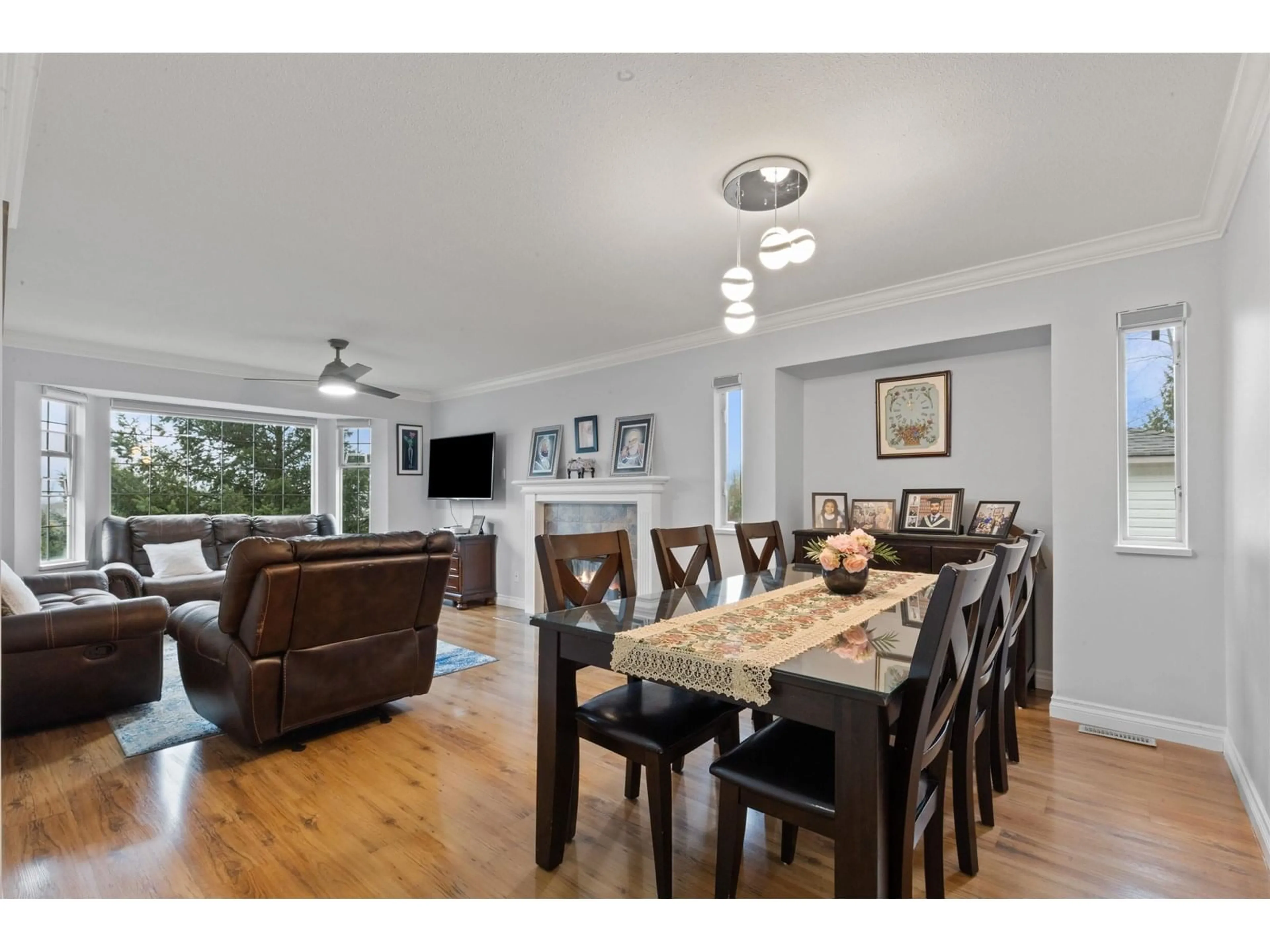 Living room with furniture, wood/laminate floor for 30973 SANDPIPER, Abbotsford British Columbia V2T5L6