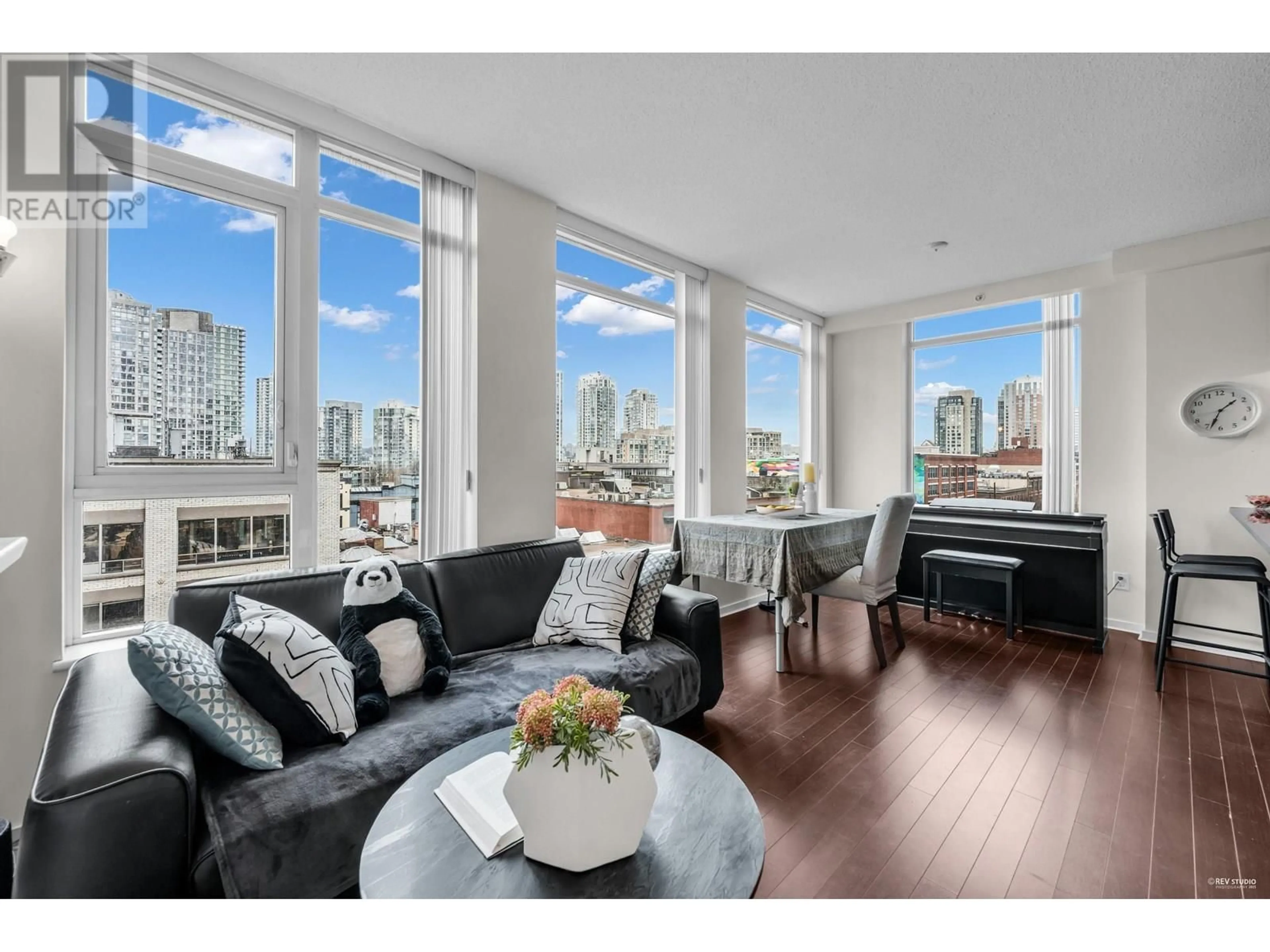 Living room with furniture, unknown for 606 - 1001 HOMER STREET, Vancouver British Columbia V6B1M9