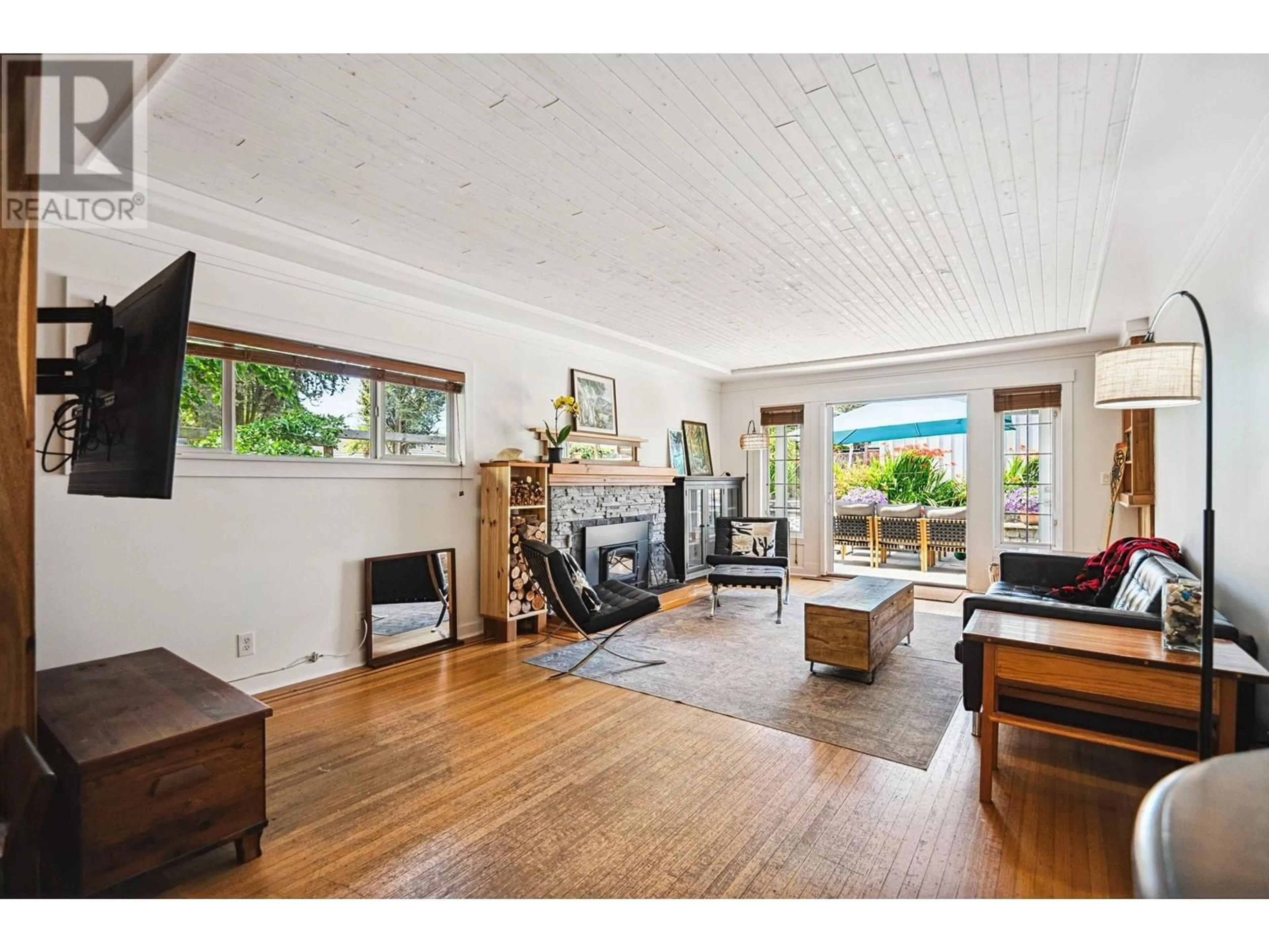 Living room with furniture, wood/laminate floor for 1839 LONDON STREET, New Westminster British Columbia V3M3E2
