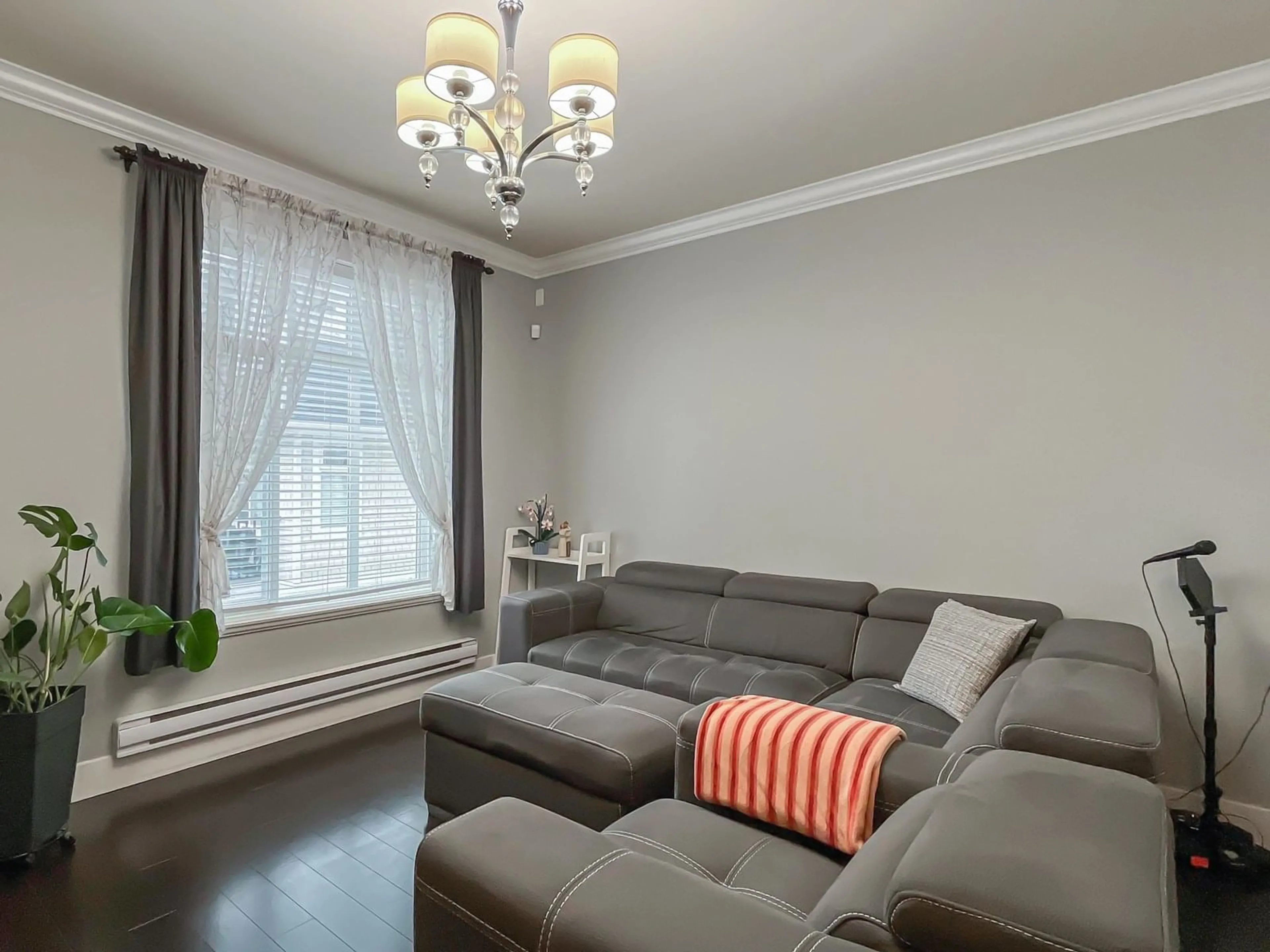 Living room with furniture, wood/laminate floor for 3 - 8433 164TH, Surrey British Columbia V4N0V9